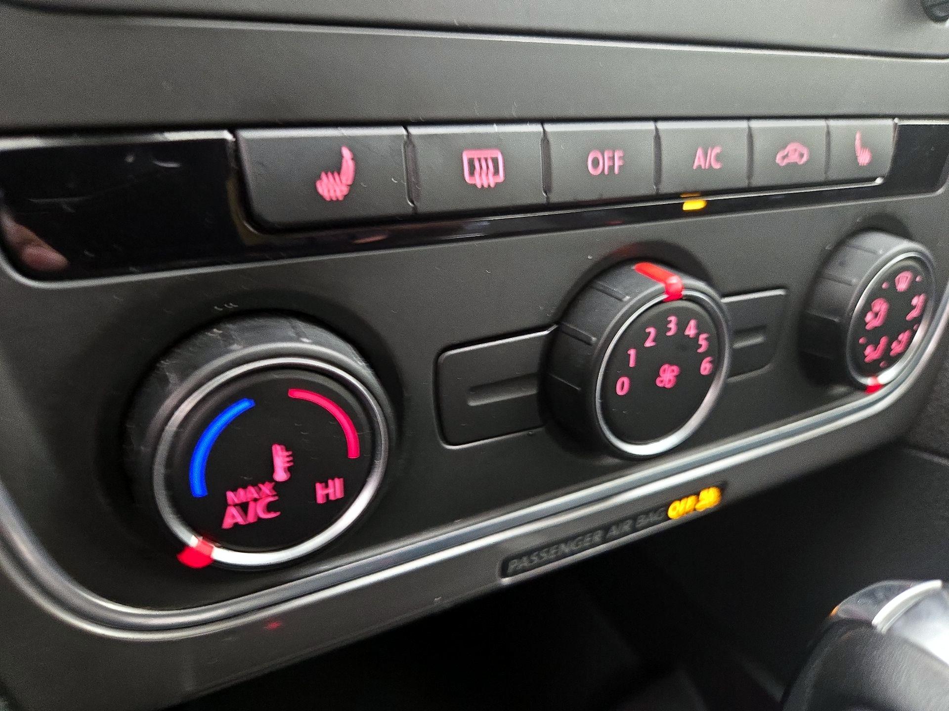 Thumbnail: 2014 Volkswagen Passat - 15