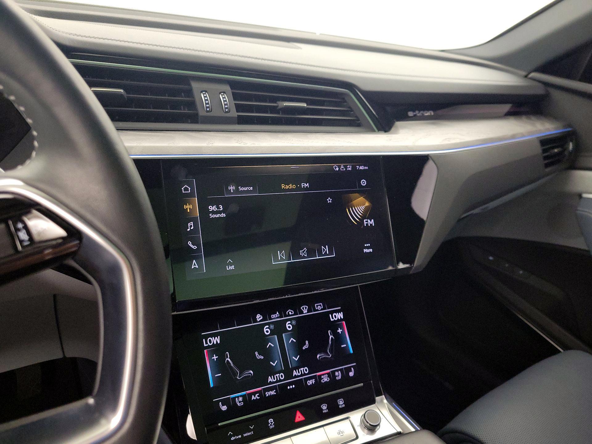 Thumbnail: 2020 Audi e-tron S - 16