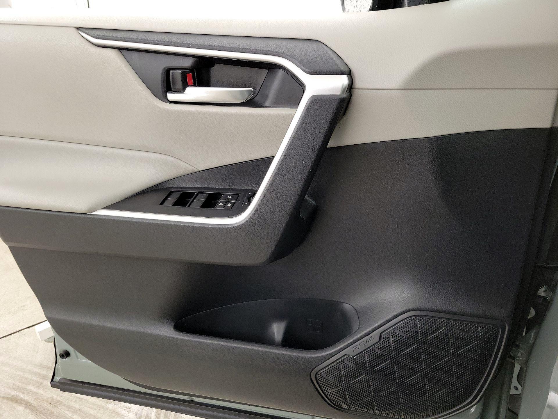Thumbnail: 2020 Toyota RAV4 - 12