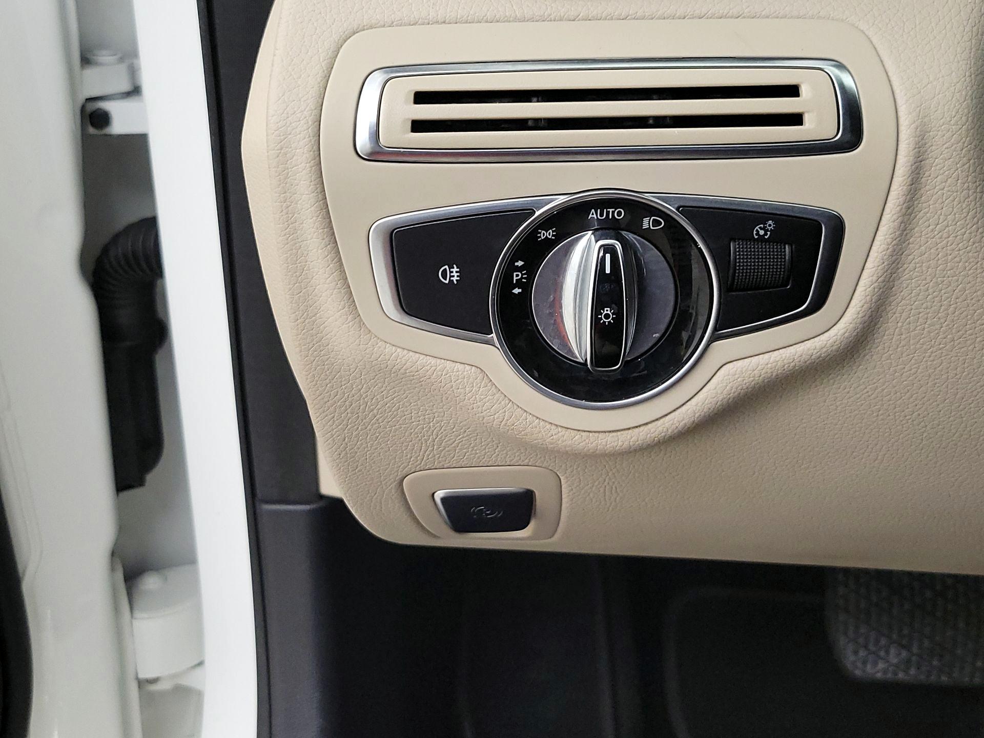 Thumbnail: 2015 Mercedes-Benz C-Class - 13