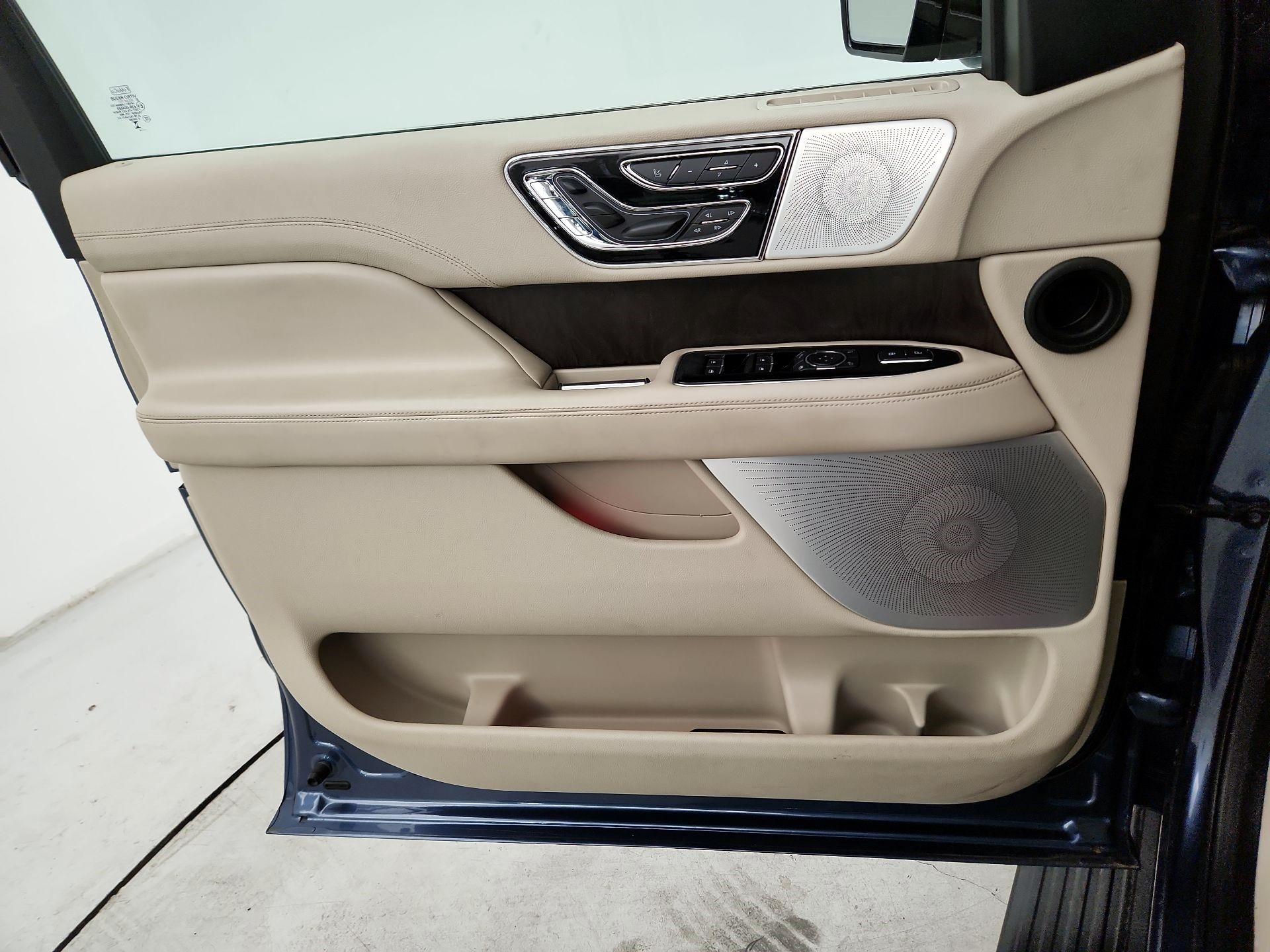 Thumbnail: 2020 Lincoln Navigator - 12