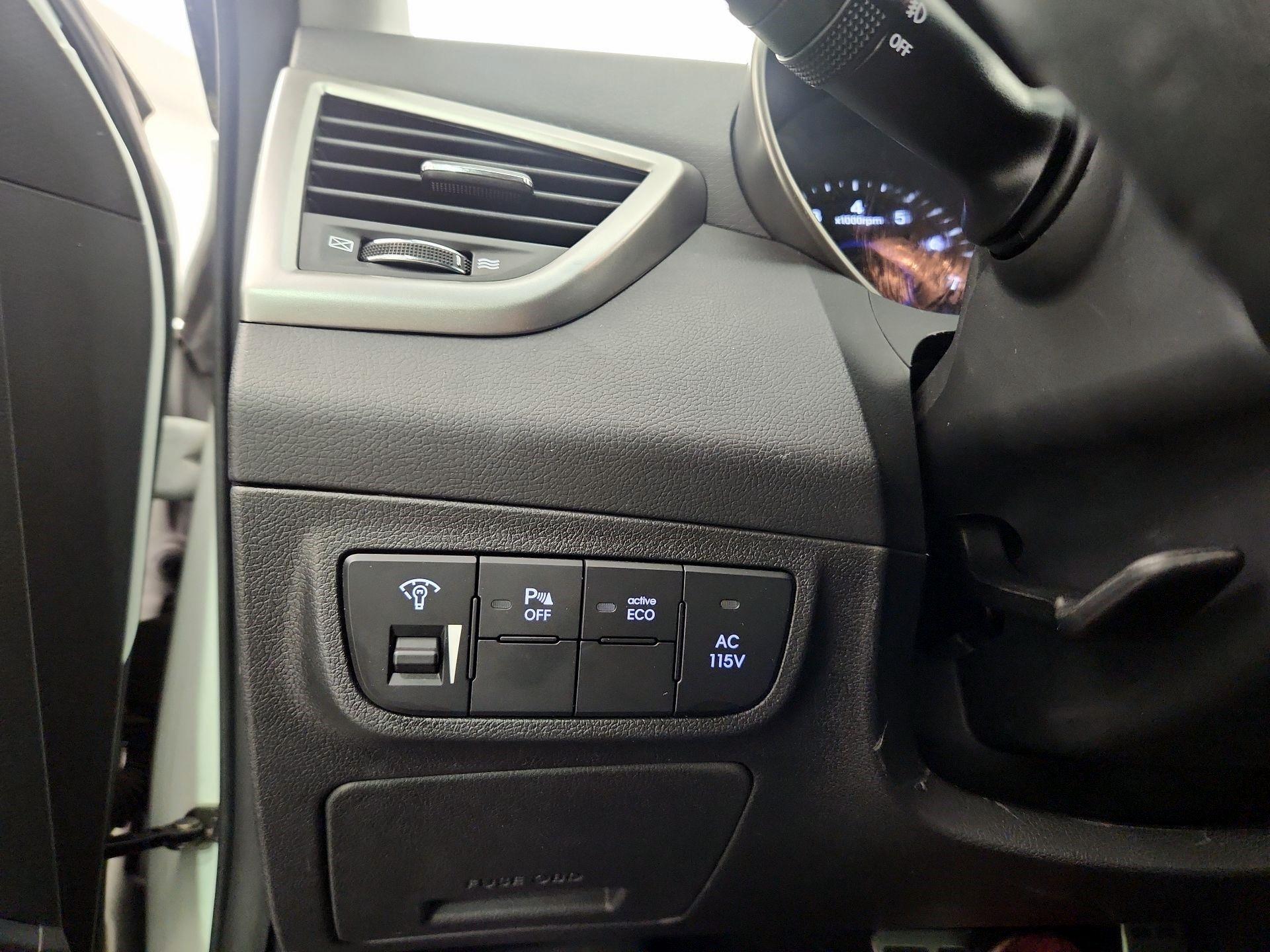 Thumbnail: 2013 Hyundai Veloster - 13