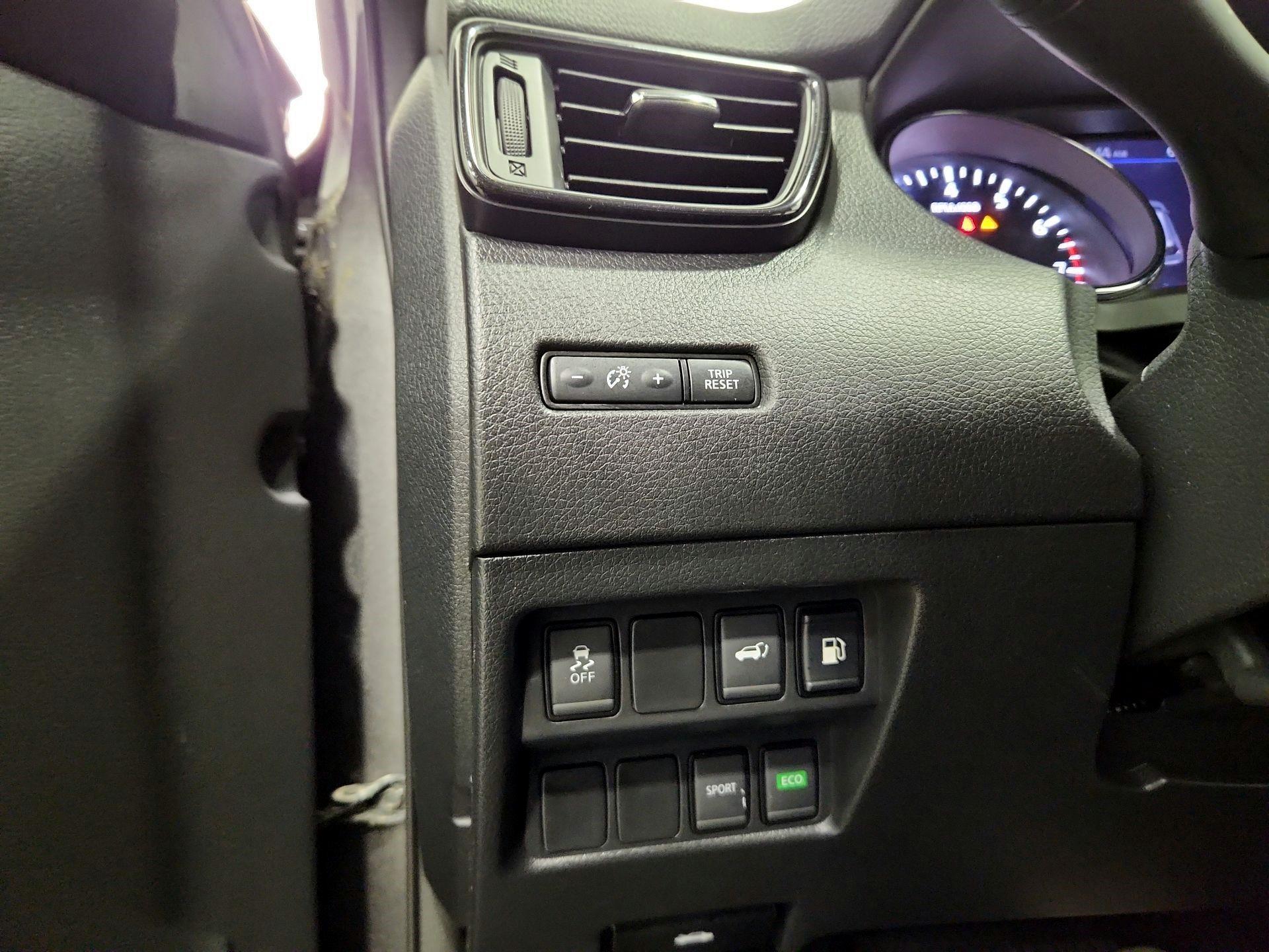 Thumbnail: 2018 Nissan Rogue - 13