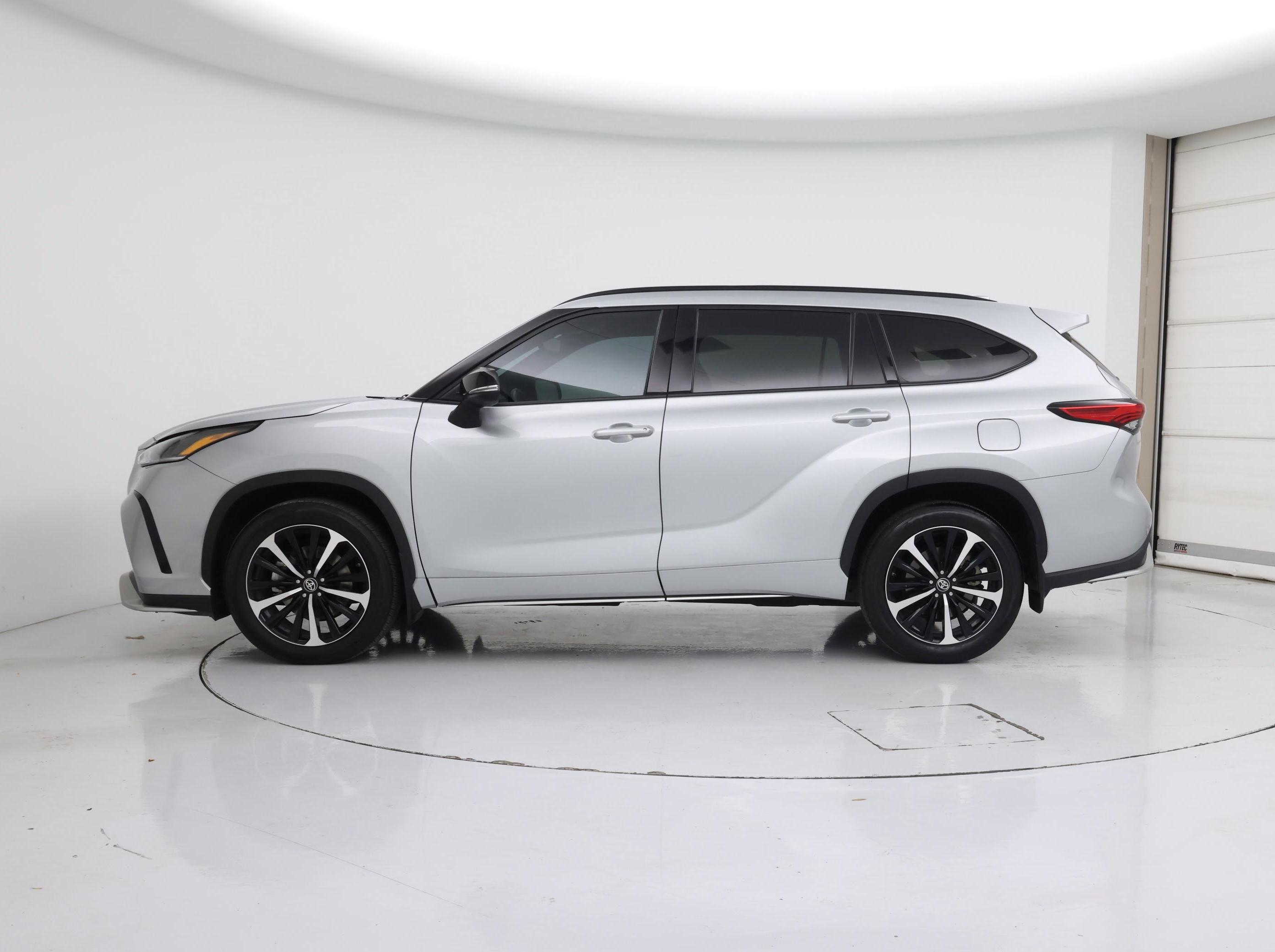 Thumbnail: 2021 Toyota Highlander - 3