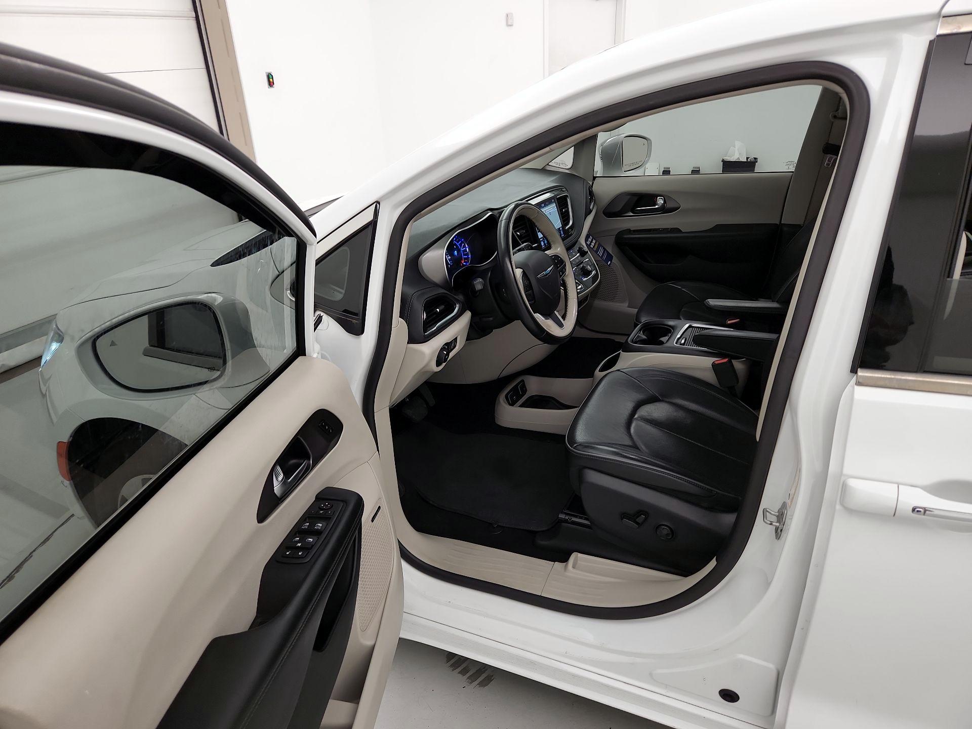 Thumbnail: 2019 Chrysler Pacifica - 11