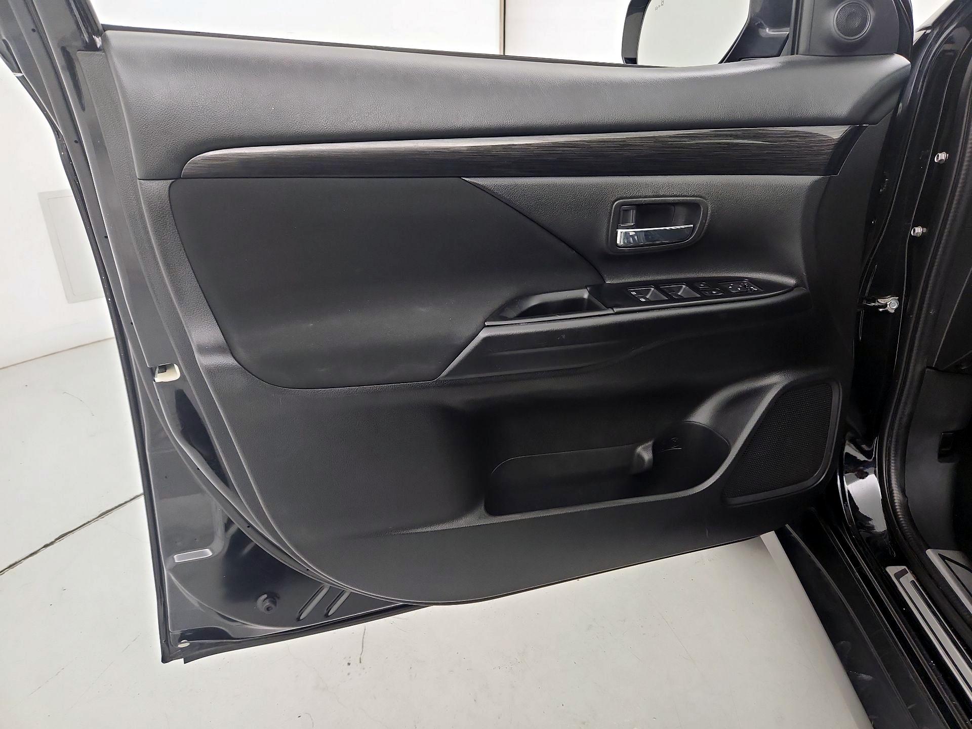 Thumbnail: 2018 Mitsubishi Outlander - 12