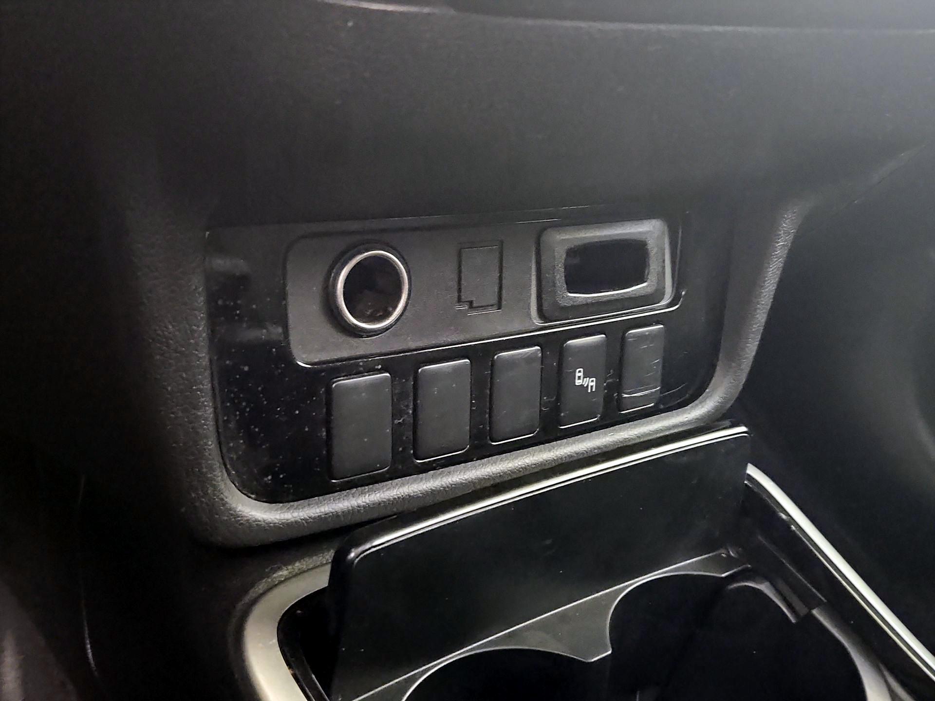 Thumbnail: 2018 Mitsubishi Outlander - 17