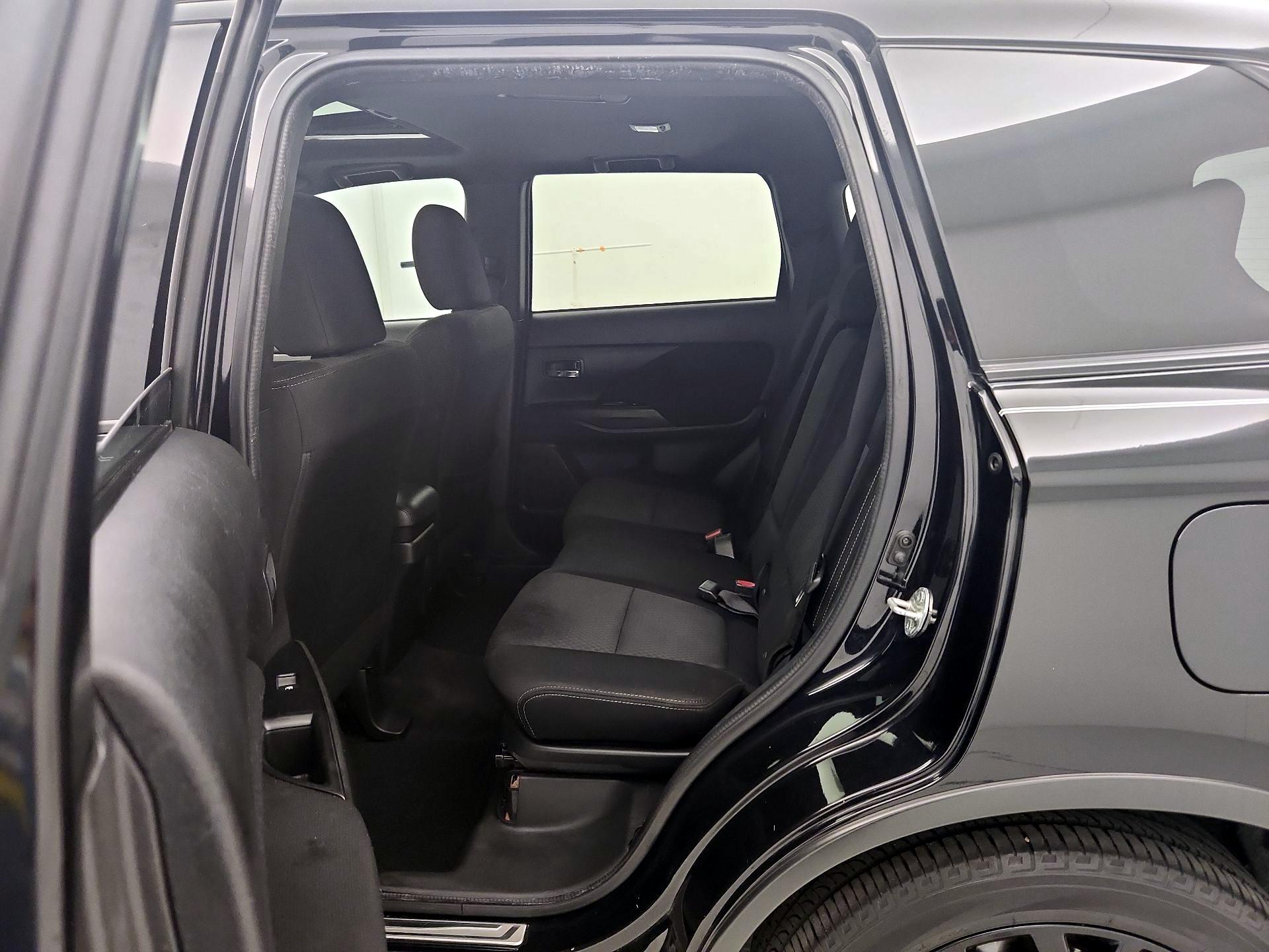 Thumbnail: 2018 Mitsubishi Outlander - 19