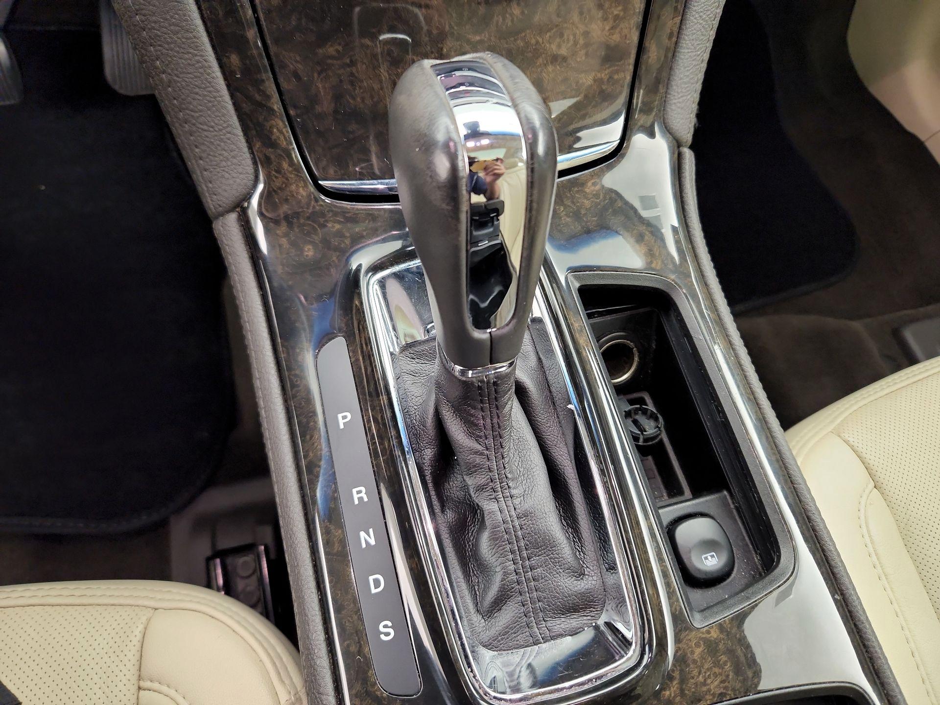 Thumbnail: 2014 Lincoln MKS - 17
