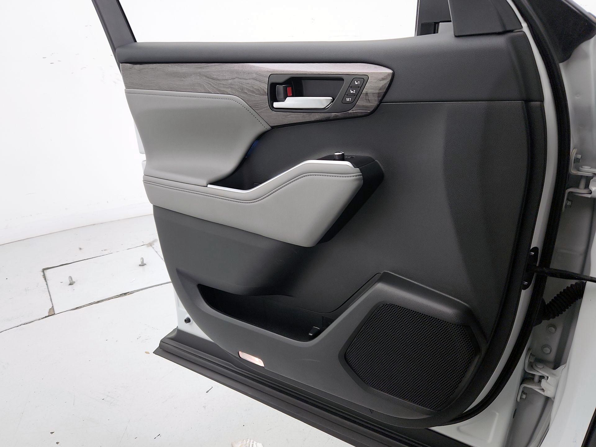 Thumbnail: 2024 Toyota Highlander - 12