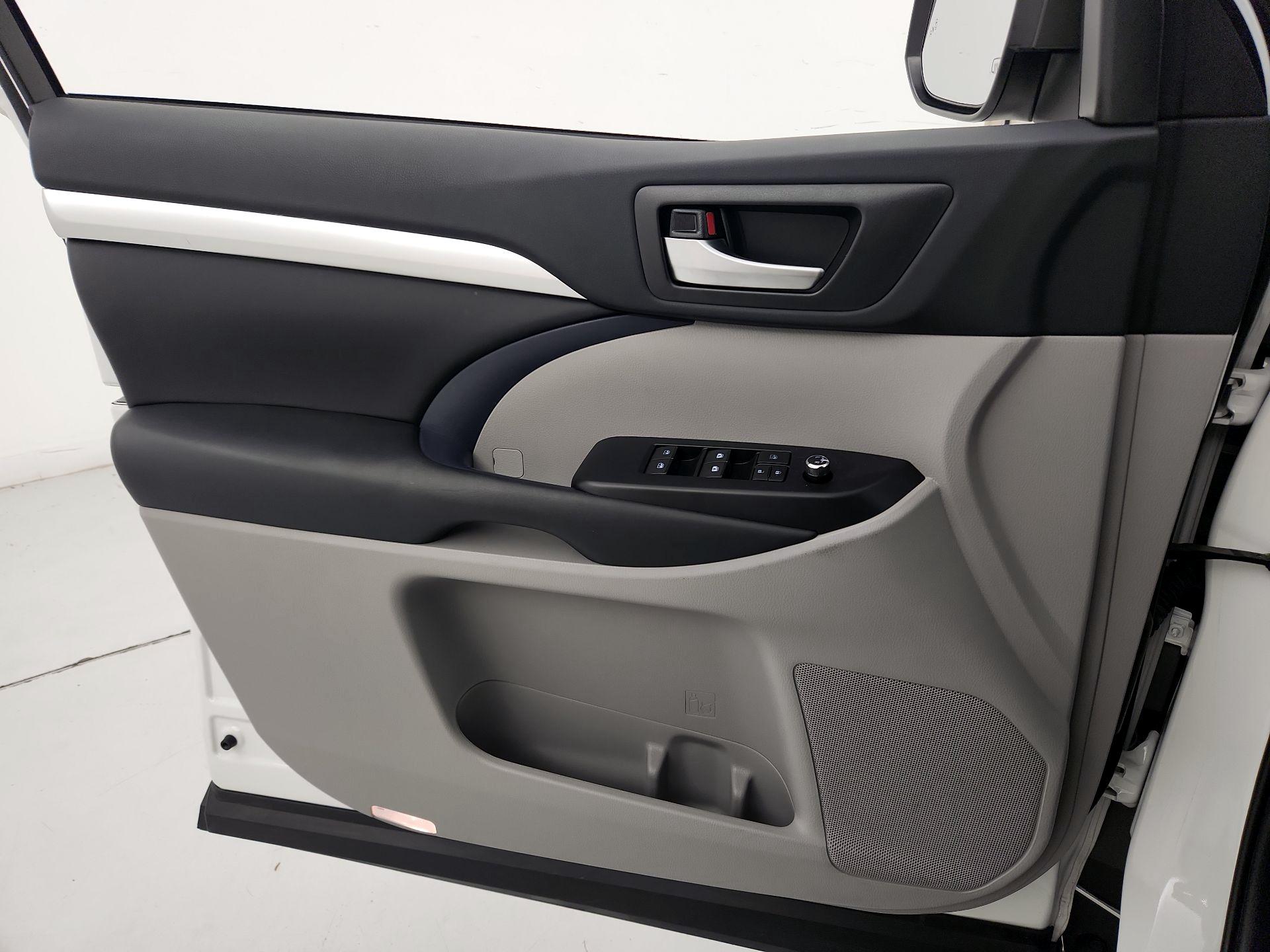 Thumbnail: 2019 Toyota Highlander - 12