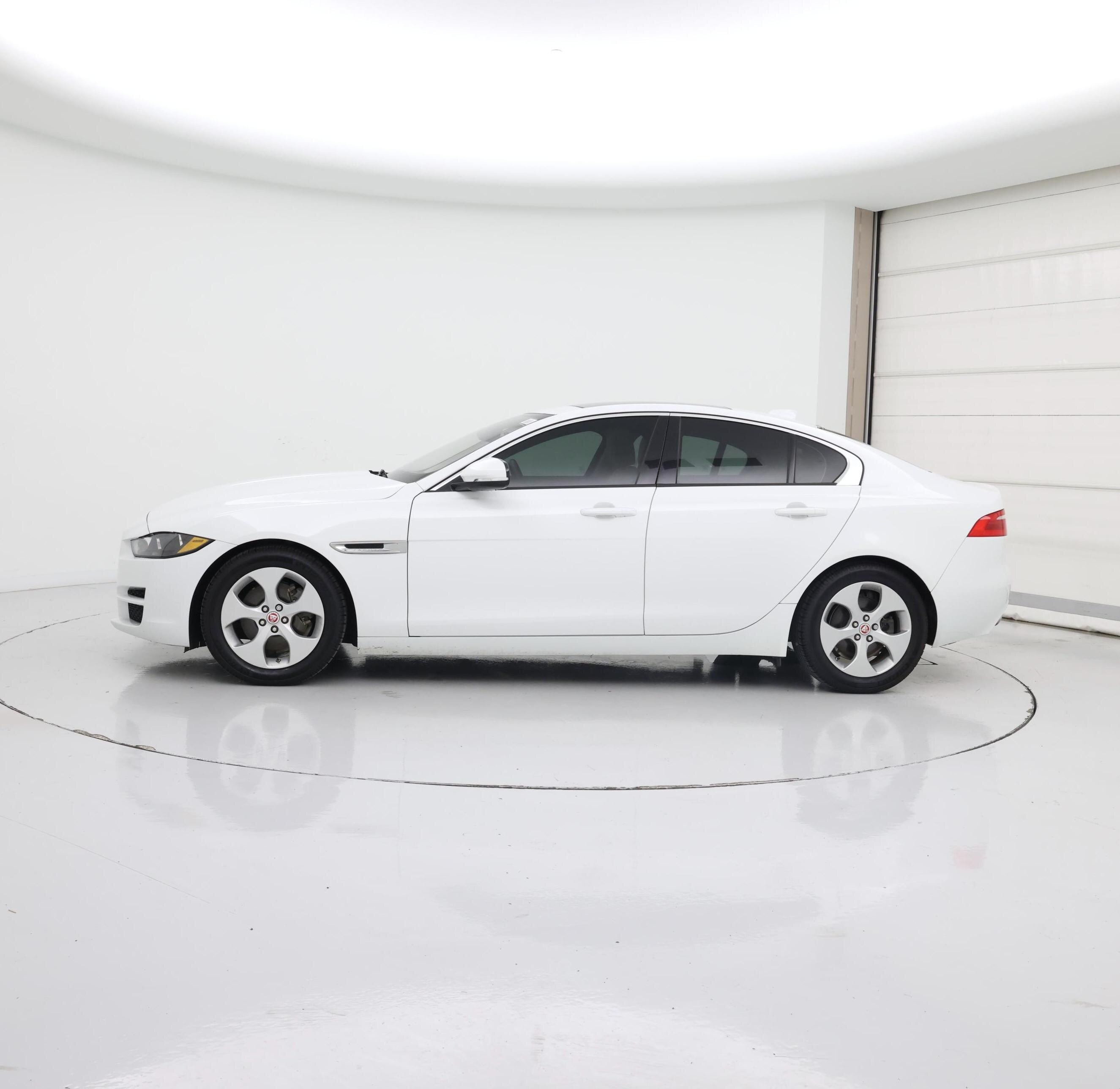 Thumbnail: 2017 Jaguar XE - 3