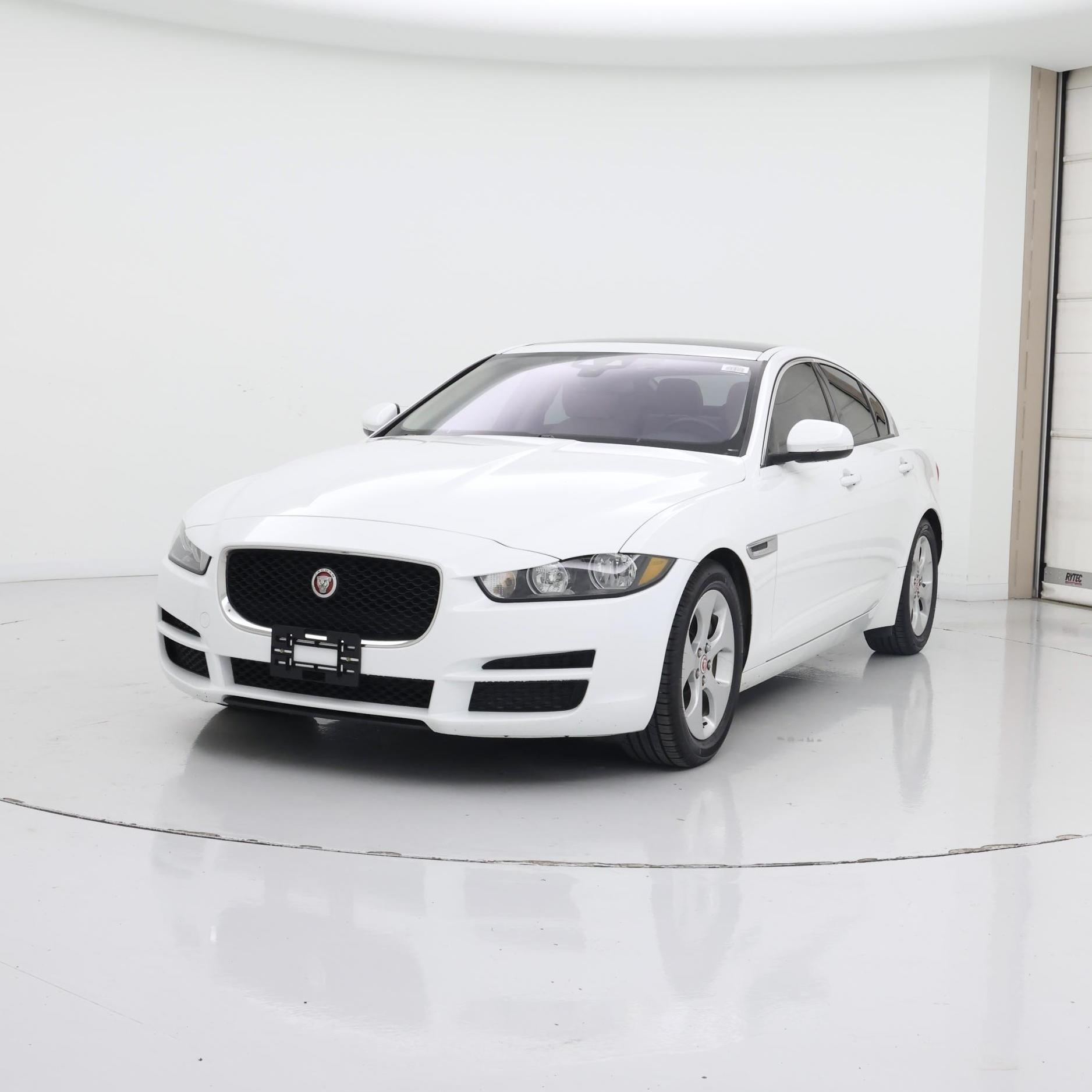 Thumbnail: 2017 Jaguar XE - 4