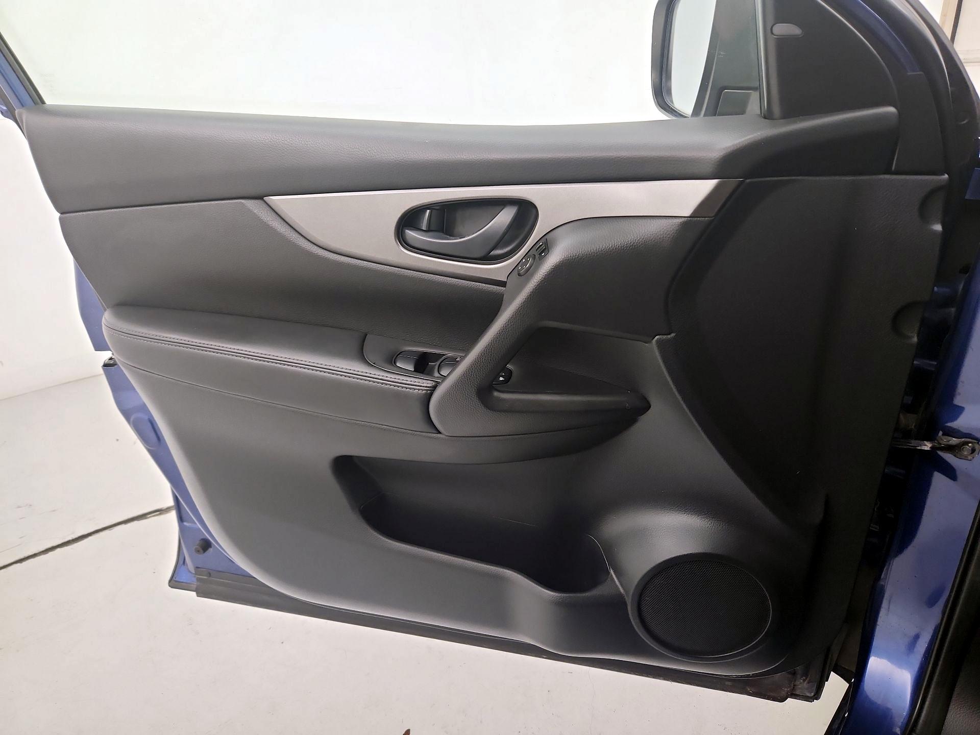 Thumbnail: 2020 Nissan Rogue Sport - 12