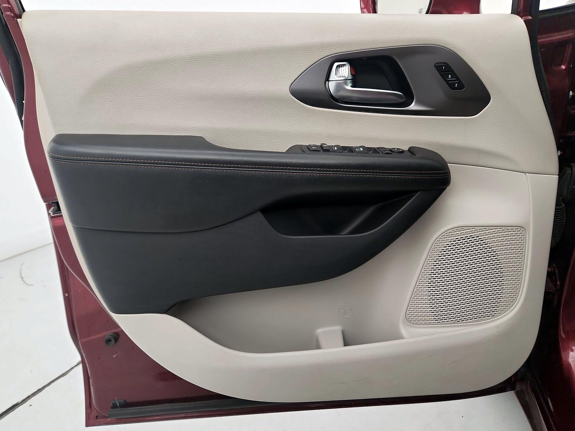 Thumbnail: 2020 Chrysler Pacifica - 12