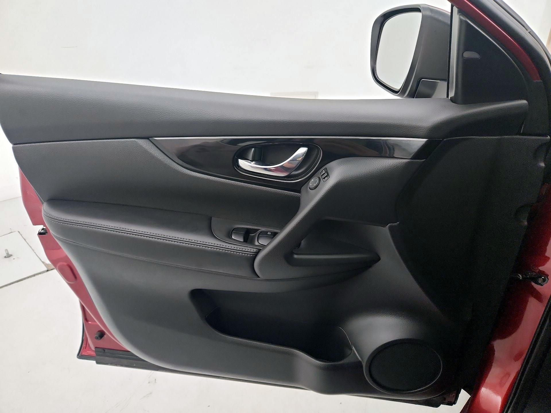 Thumbnail: 2020 Nissan Rogue Sport - 12