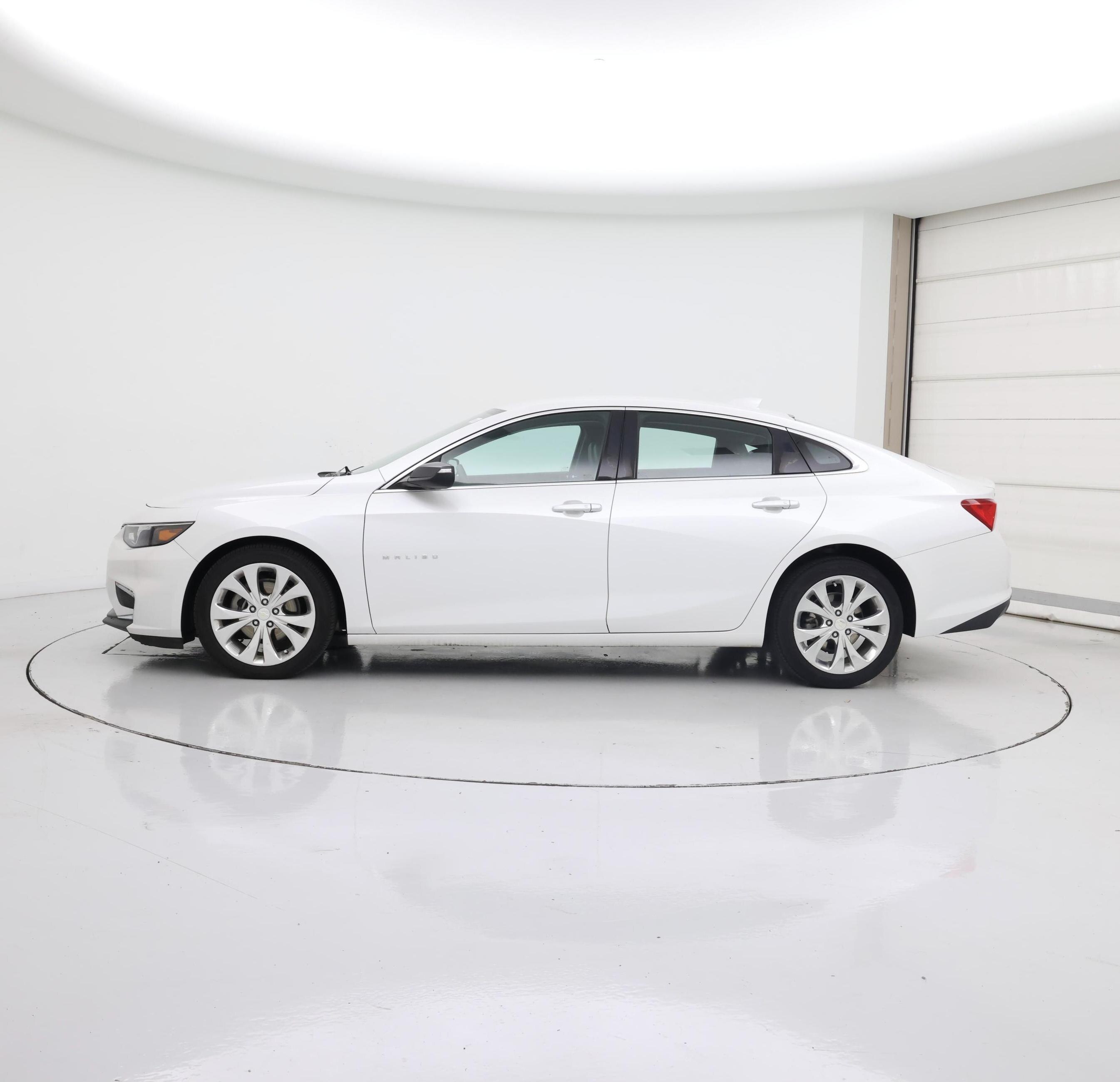Thumbnail: 2018 Chevrolet Malibu - 3