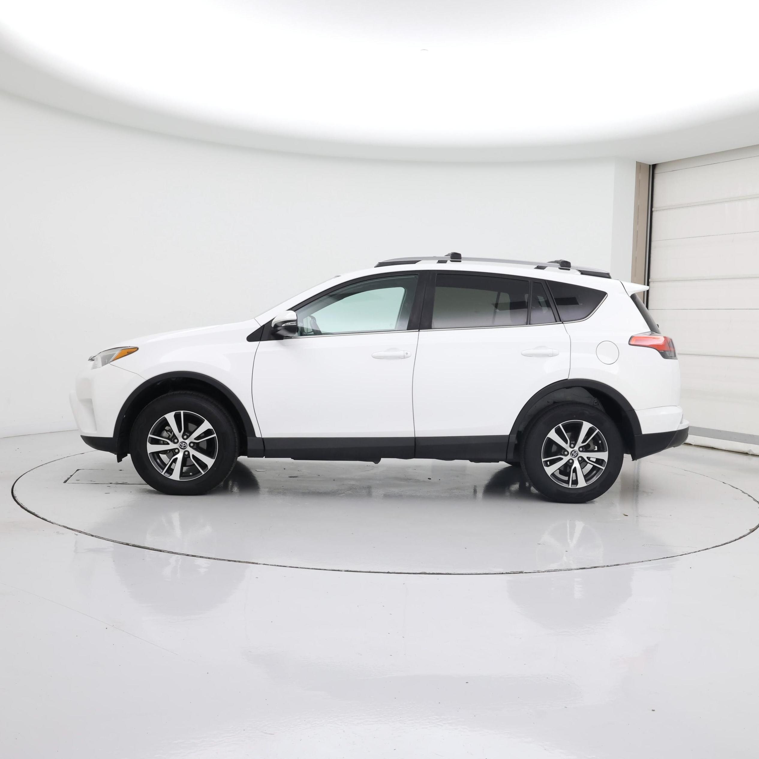 Thumbnail: 2017 Toyota RAV4 - 3