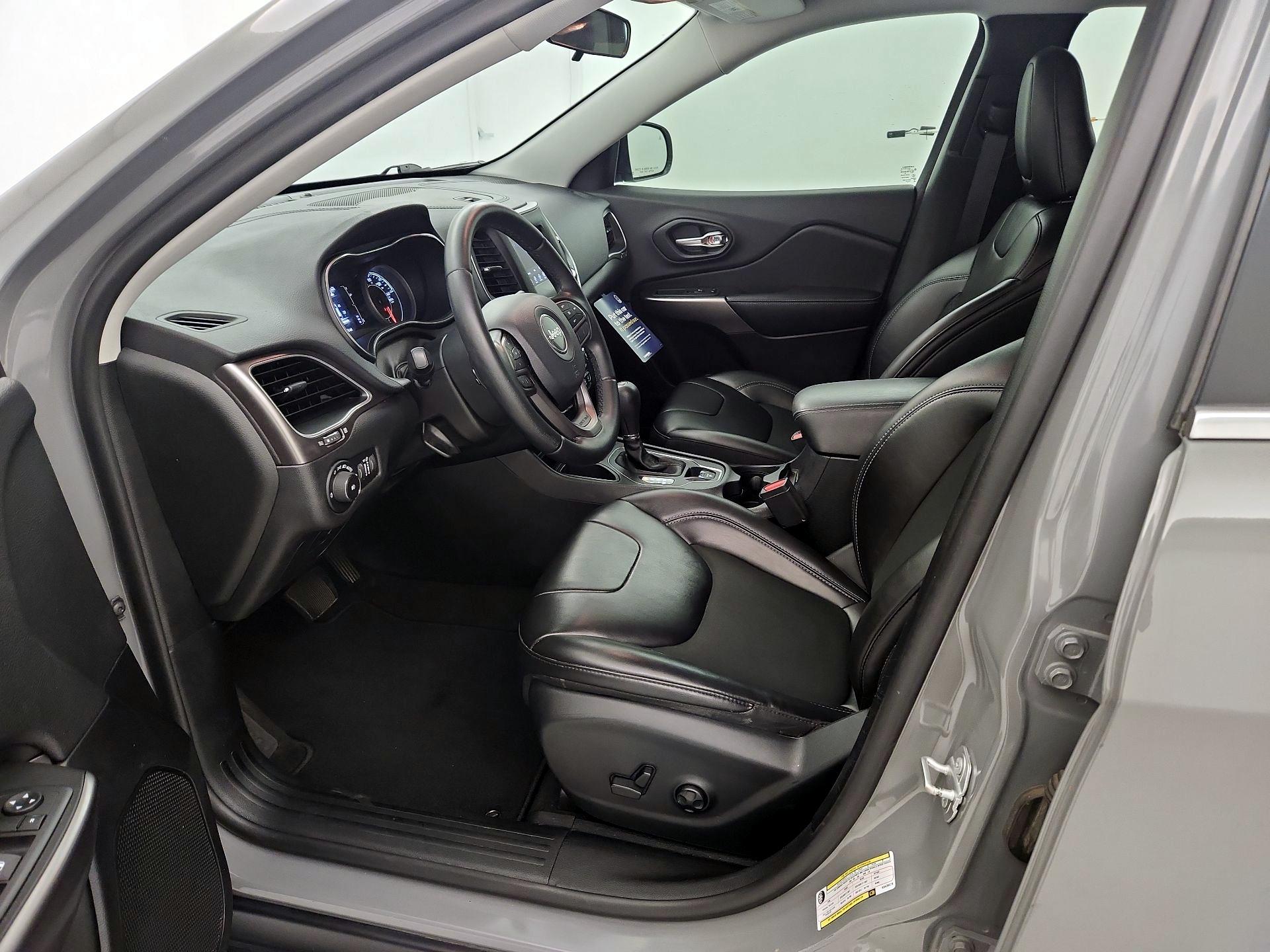 Thumbnail: 2019 Jeep Cherokee - 11