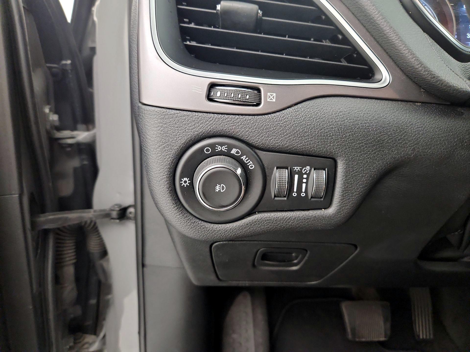 Thumbnail: 2019 Jeep Cherokee - 13