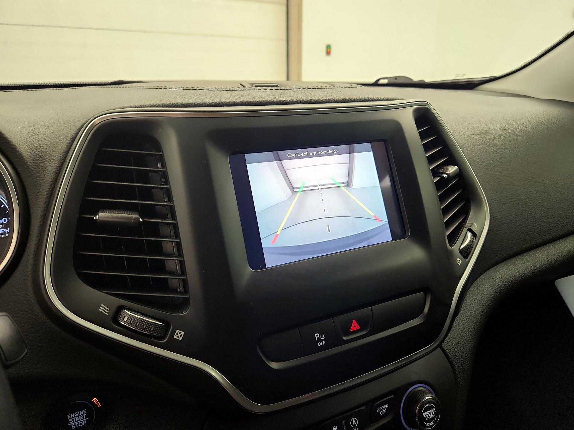 Thumbnail: 2019 Jeep Cherokee - 14