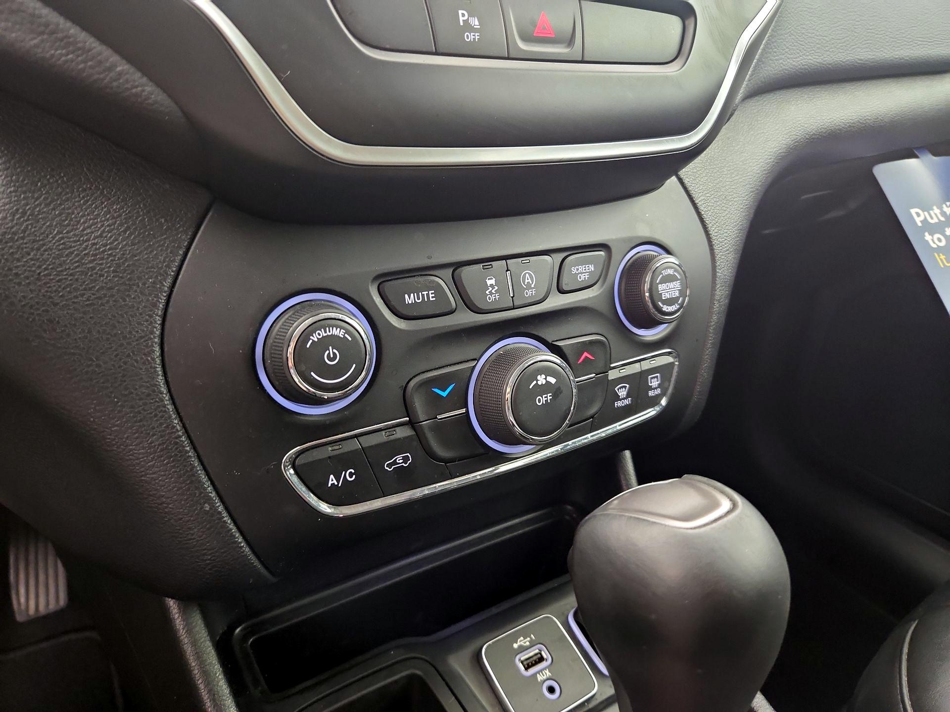 Thumbnail: 2019 Jeep Cherokee - 16