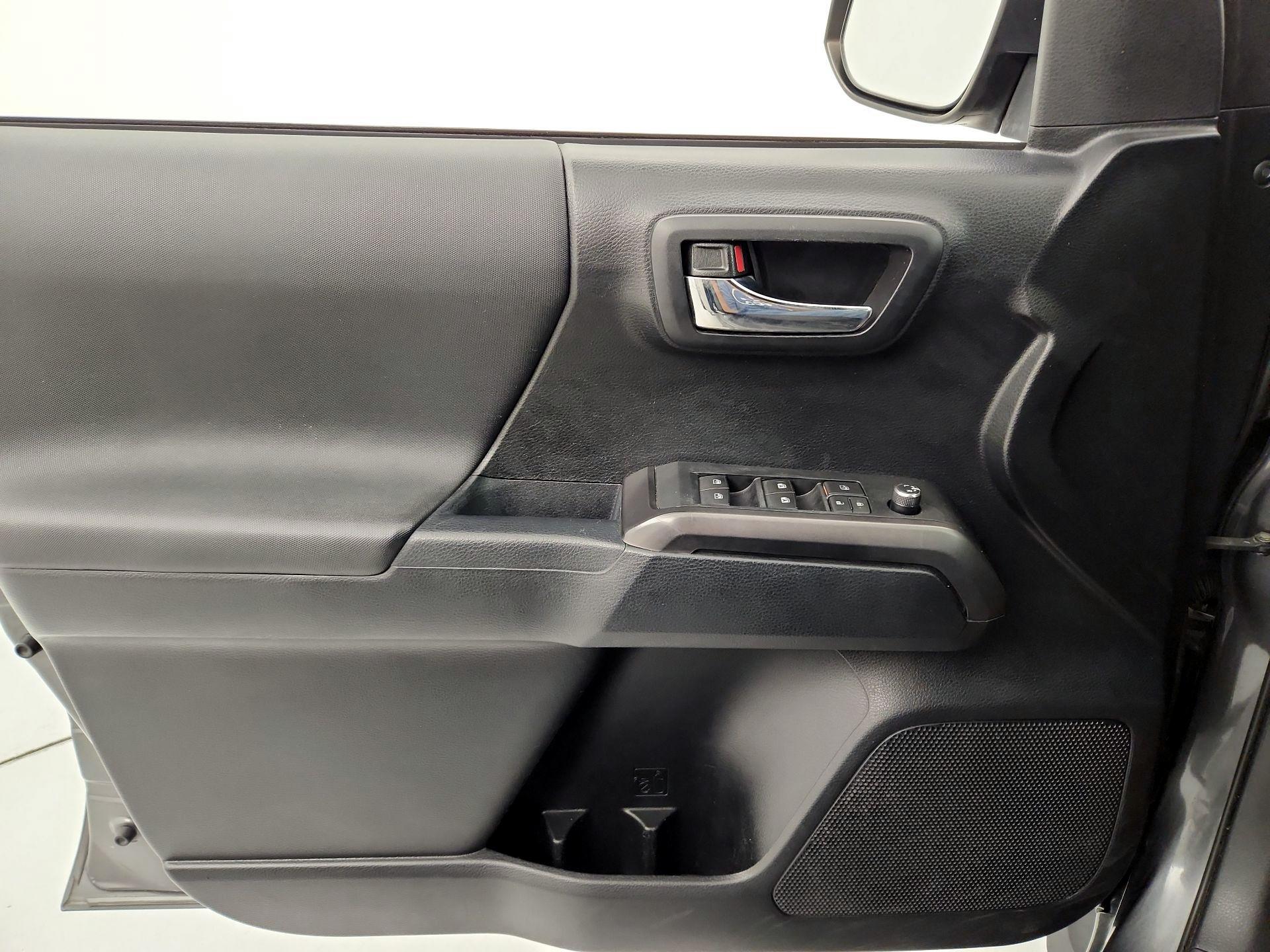 Thumbnail: 2016 Toyota Tacoma - 12