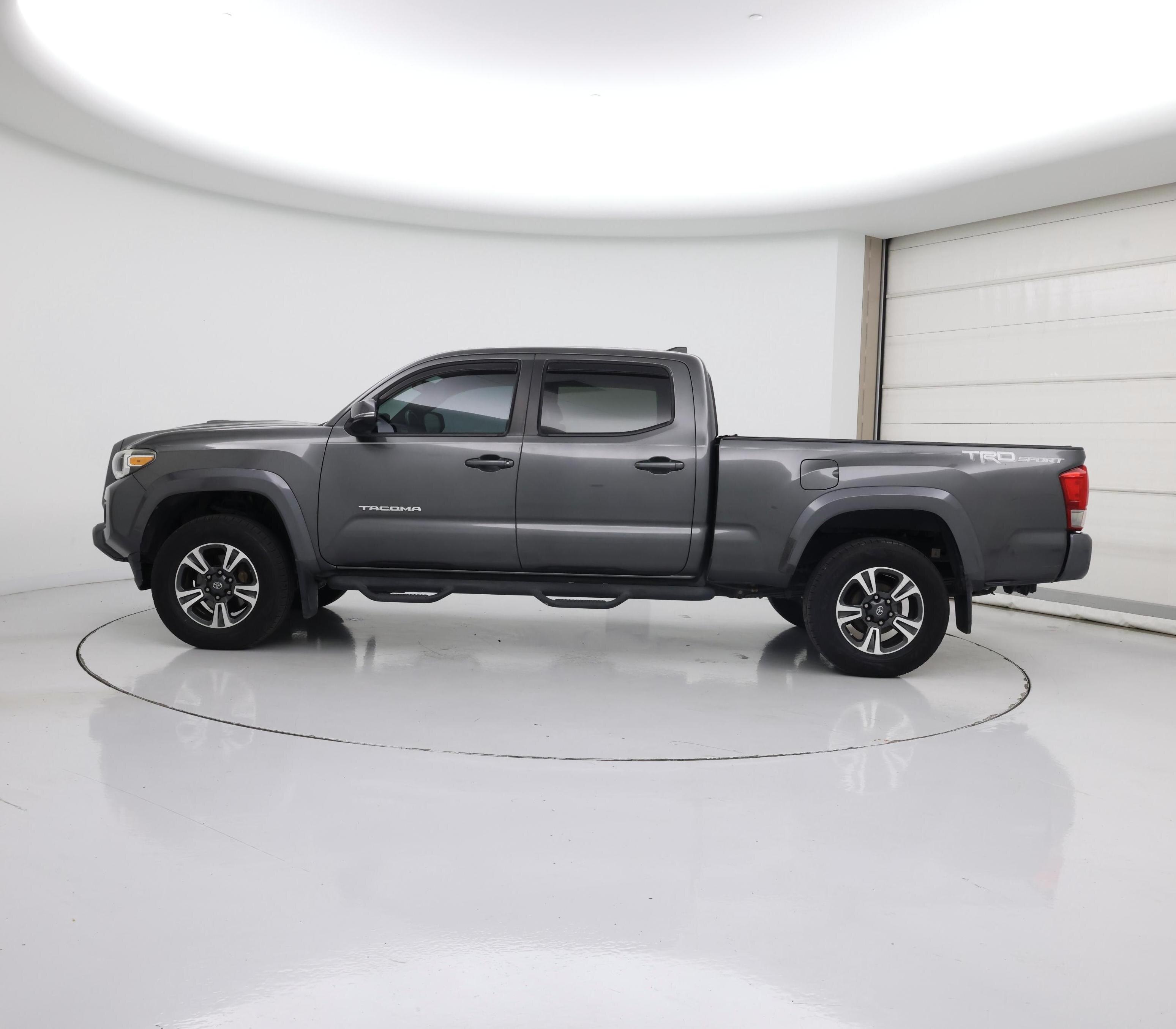 Thumbnail: 2016 Toyota Tacoma - 3