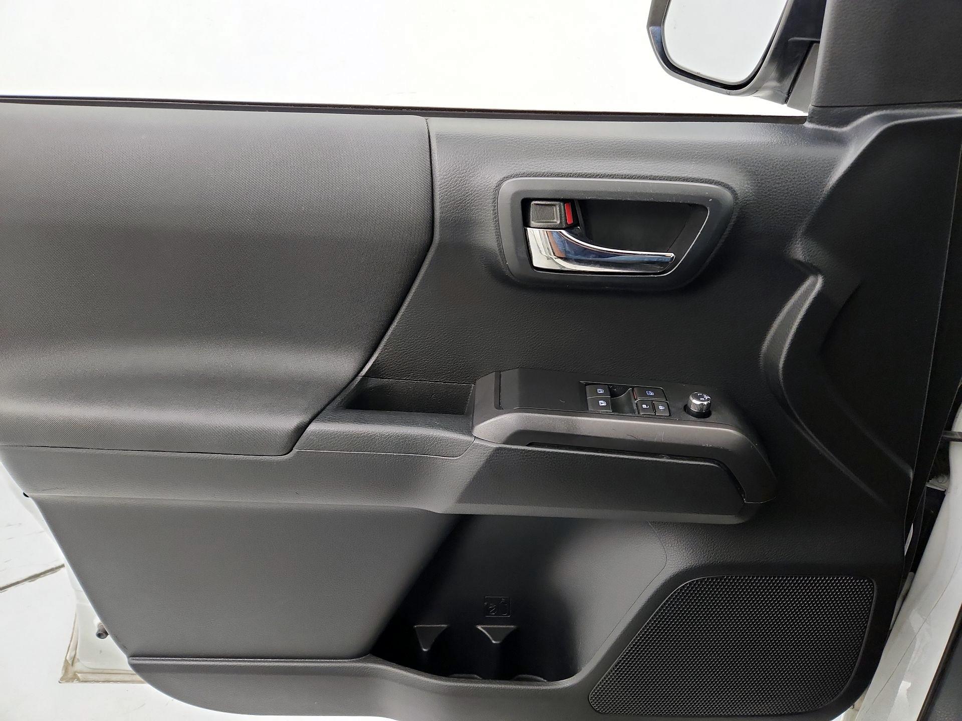 Thumbnail: 2016 Toyota Tacoma - 12