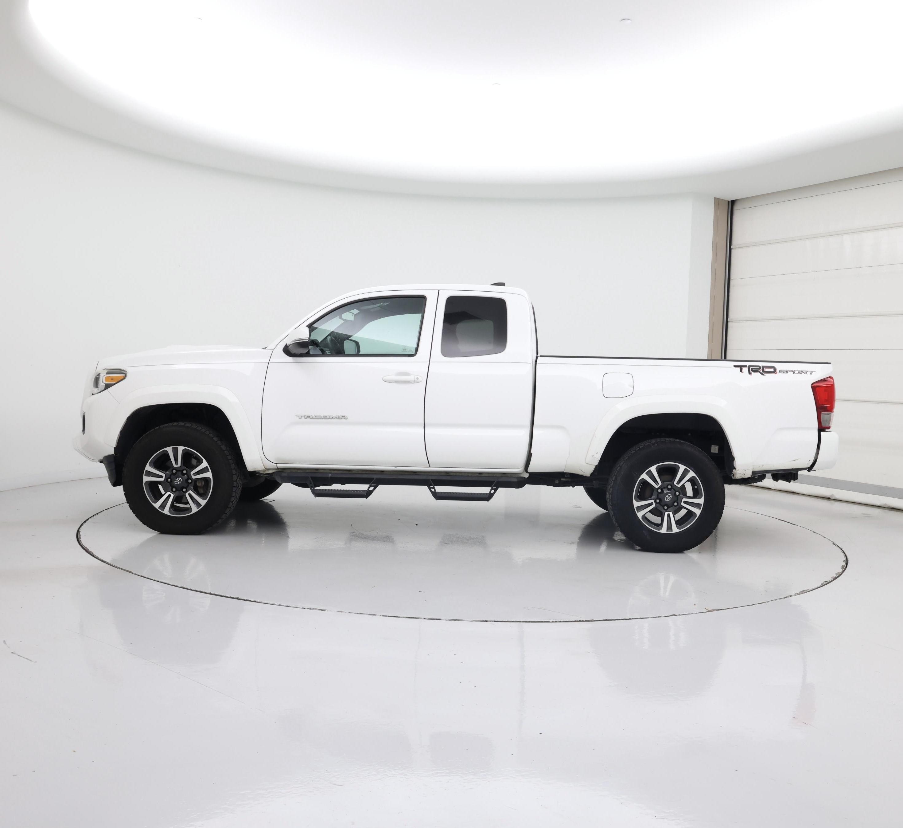 Thumbnail: 2016 Toyota Tacoma - 3