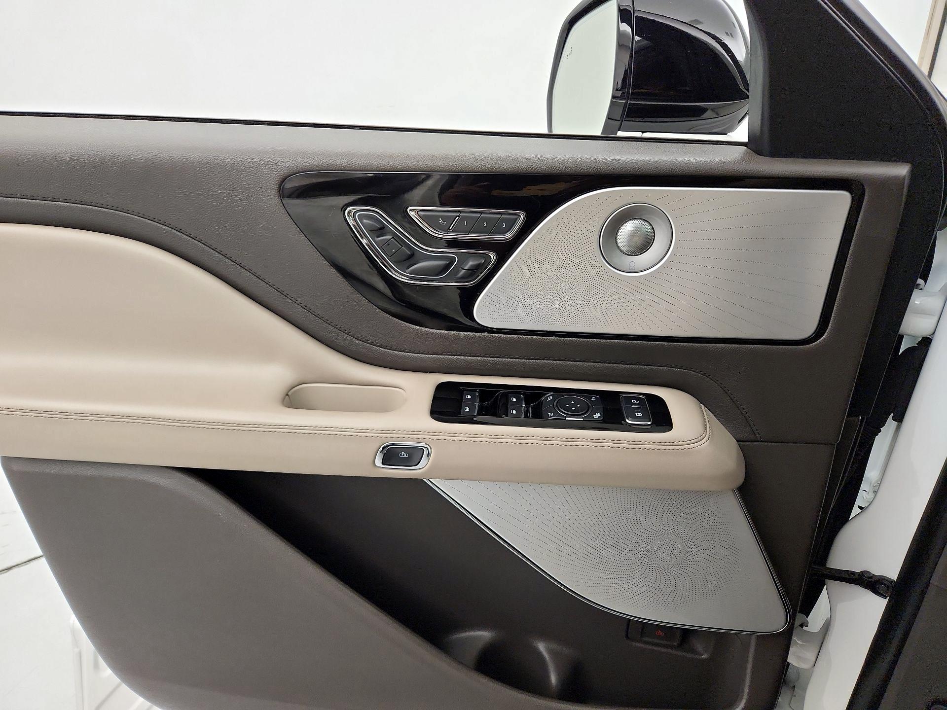 Thumbnail: 2020 Lincoln Aviator - 12