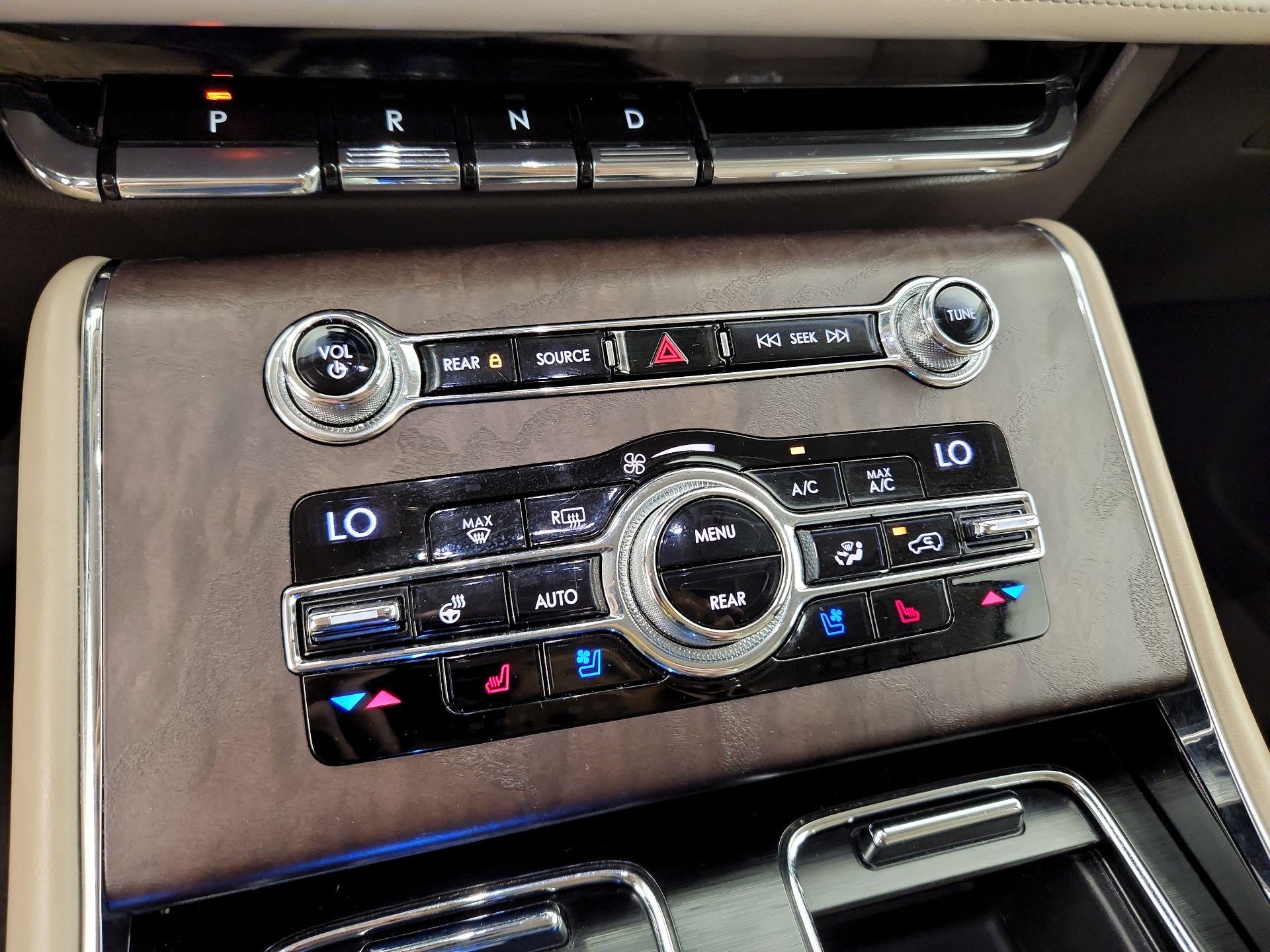 Thumbnail: 2020 Lincoln Aviator - 17