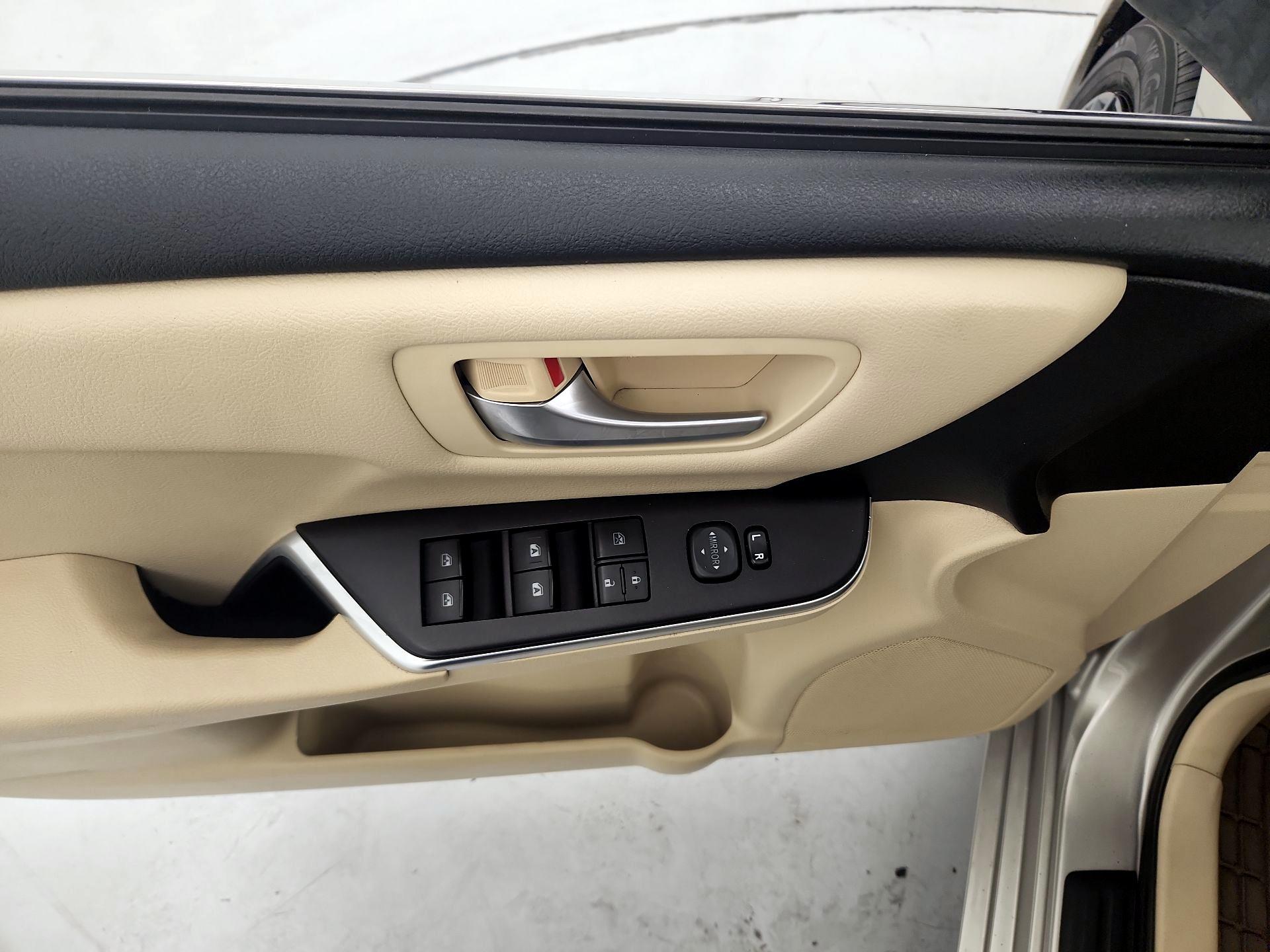 Thumbnail: 2016 Toyota Camry - 12