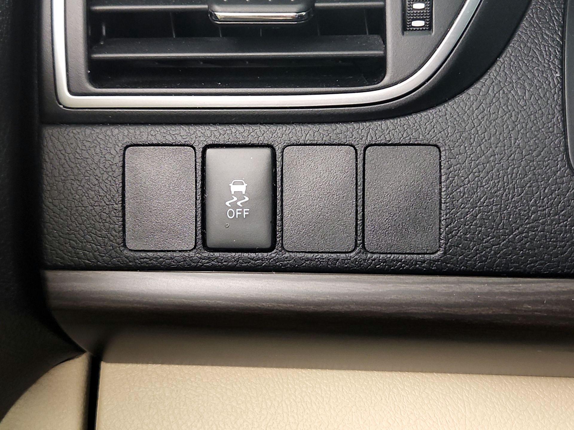 Thumbnail: 2016 Toyota Camry - 13