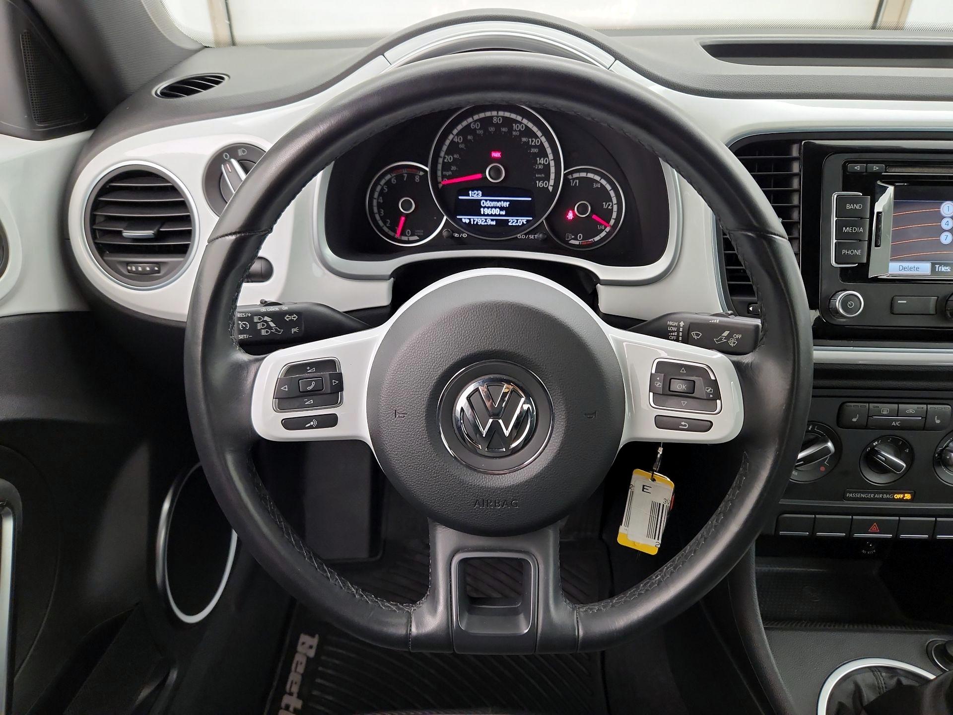 Thumbnail: 2014 Volkswagen Beetle - 10