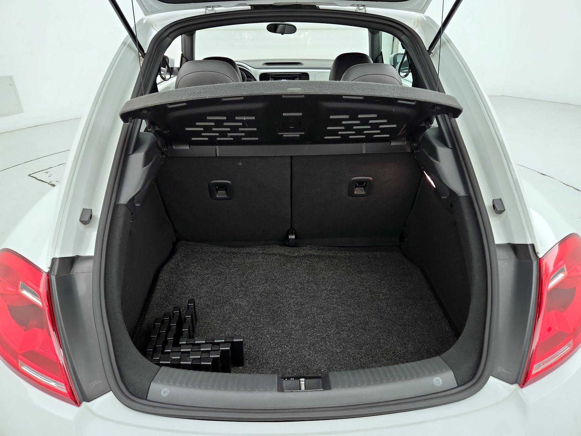 Thumbnail: 2014 Volkswagen Beetle - 19