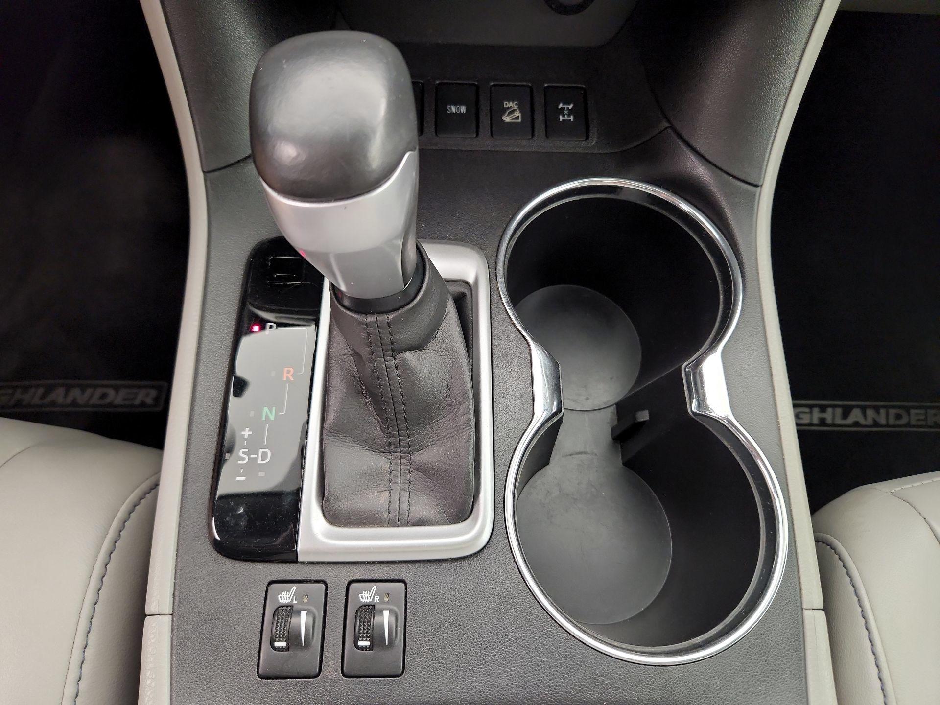 Thumbnail: 2015 Toyota Highlander - 18