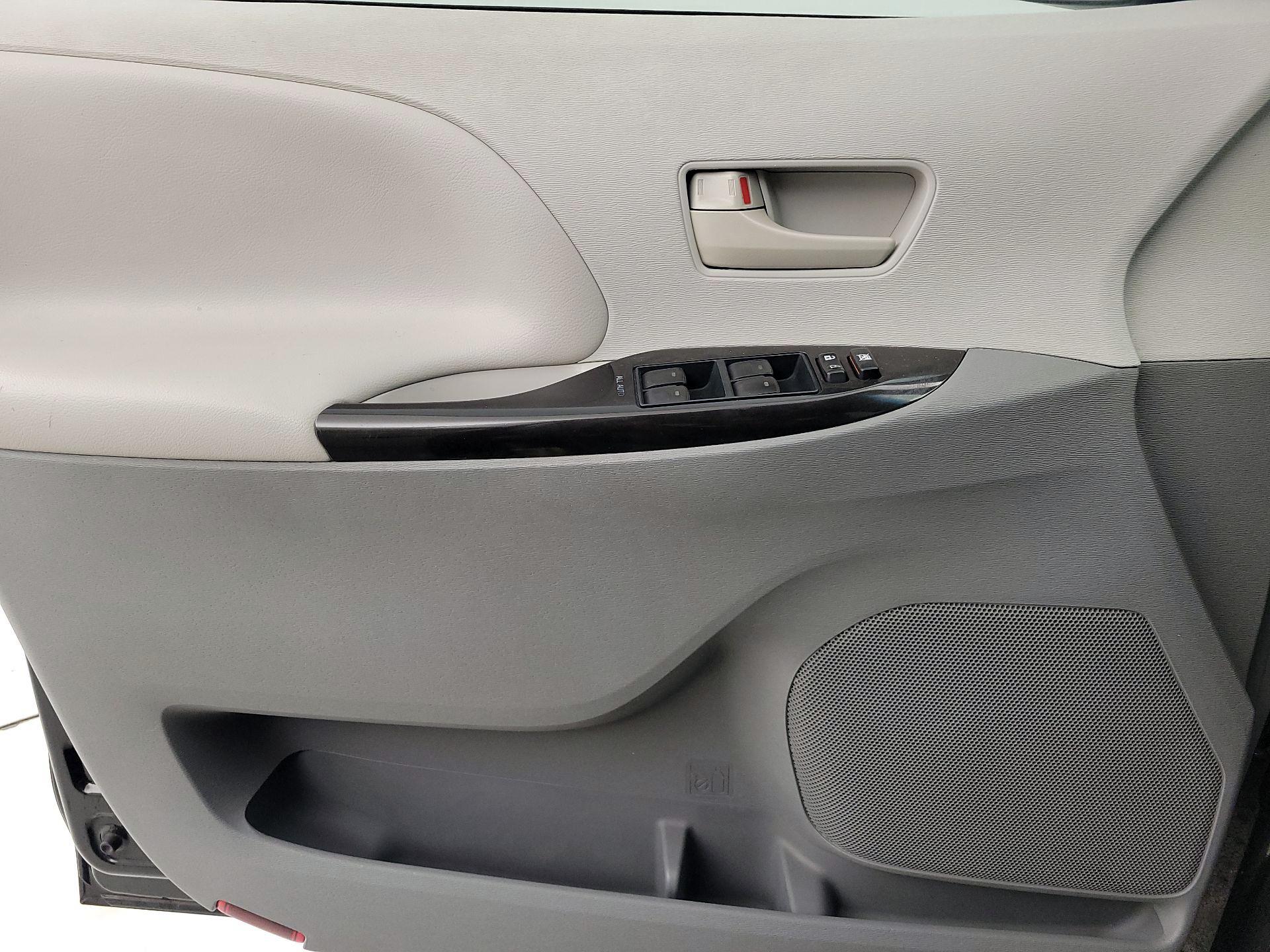 Thumbnail: 2014 Toyota Sienna - 12