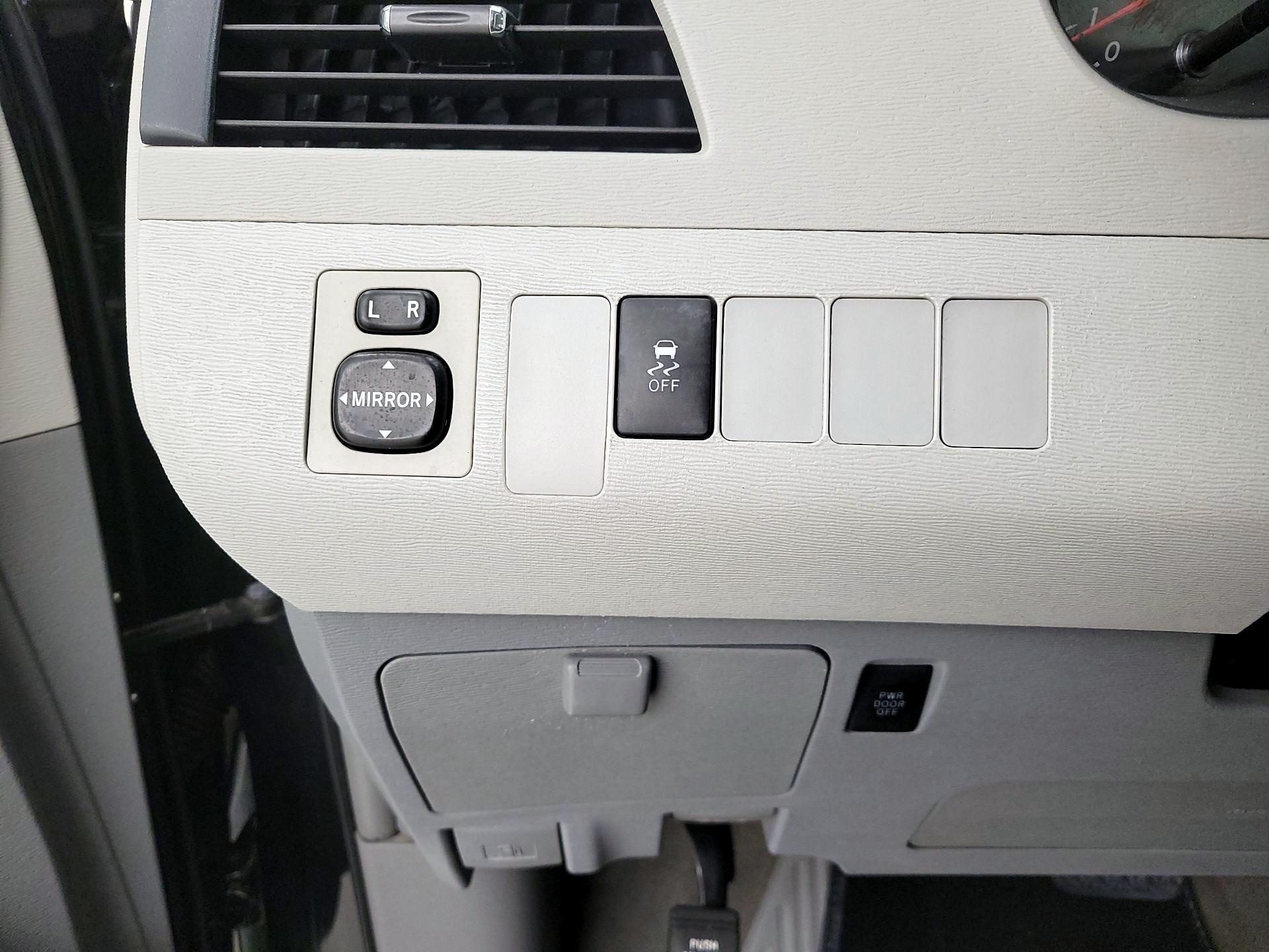Thumbnail: 2014 Toyota Sienna - 13