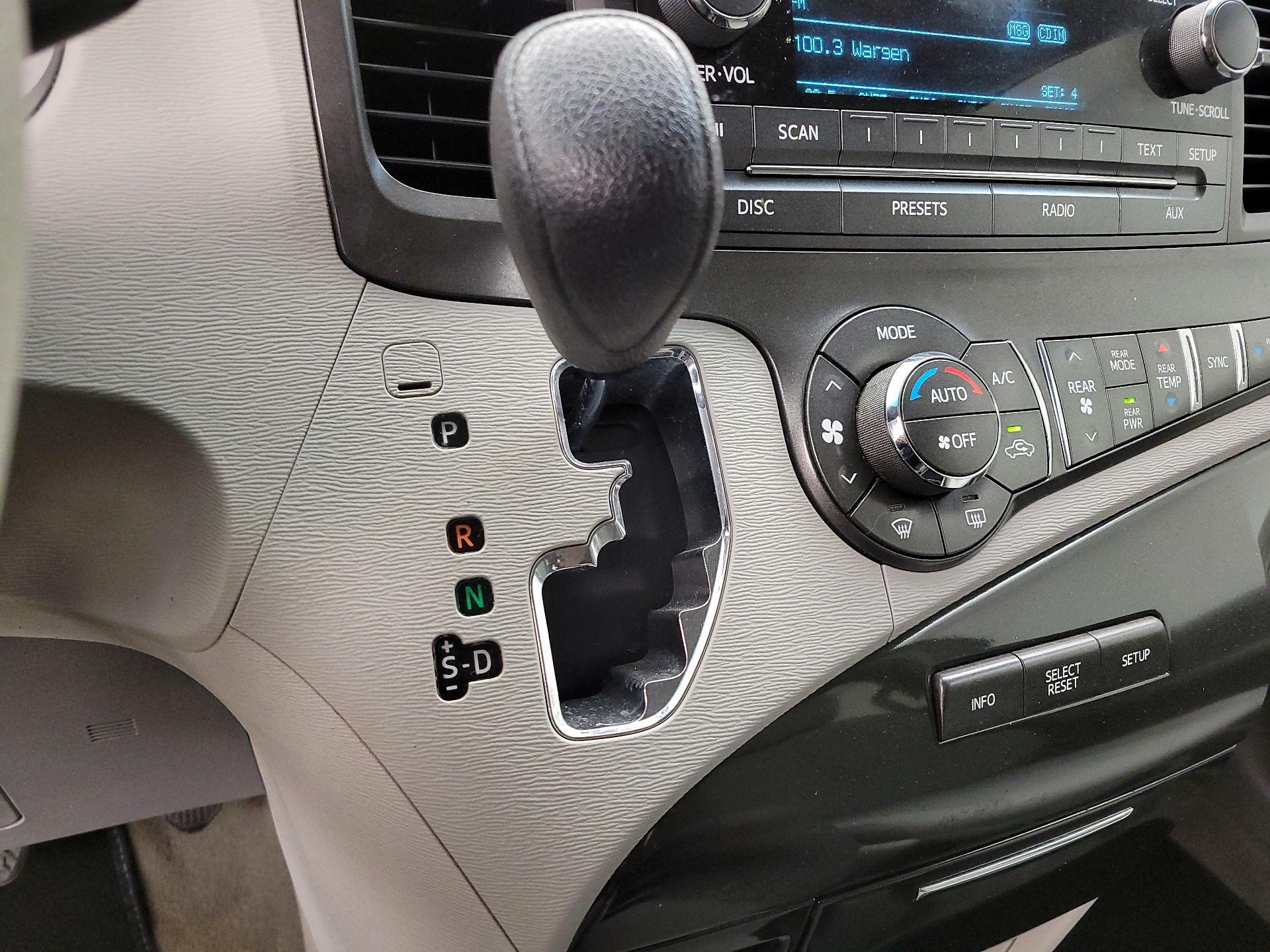 Thumbnail: 2014 Toyota Sienna - 17