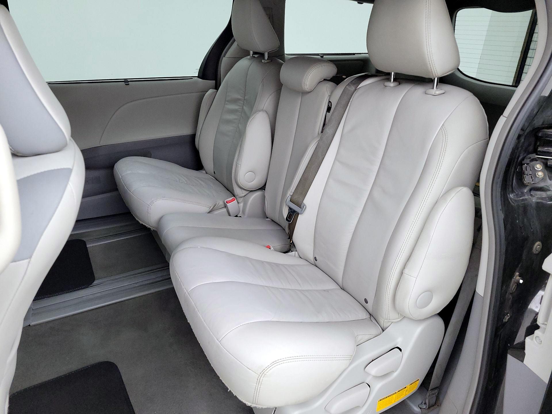 Thumbnail: 2014 Toyota Sienna - 19