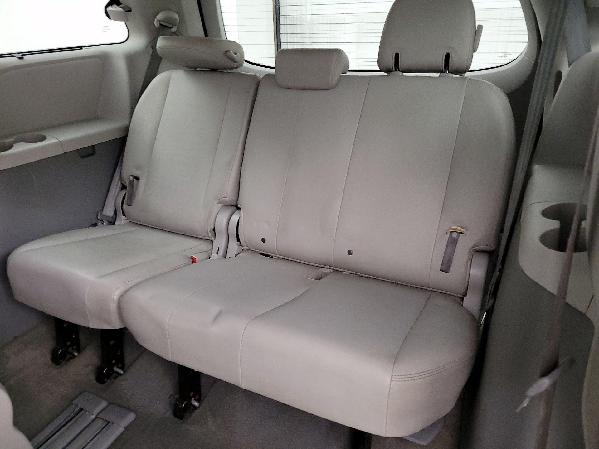 Thumbnail: 2014 Toyota Sienna - 20