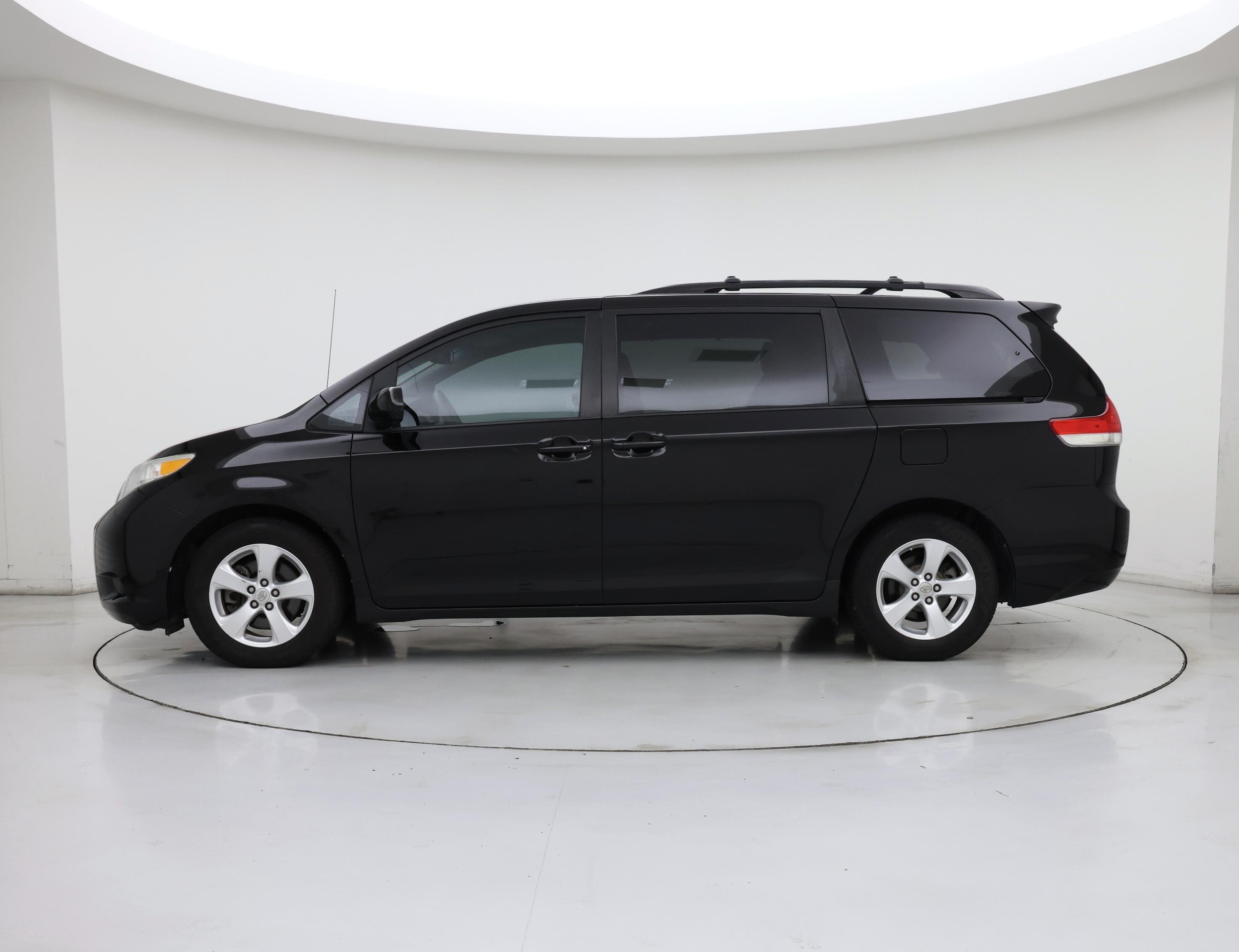 Thumbnail: 2014 Toyota Sienna - 3