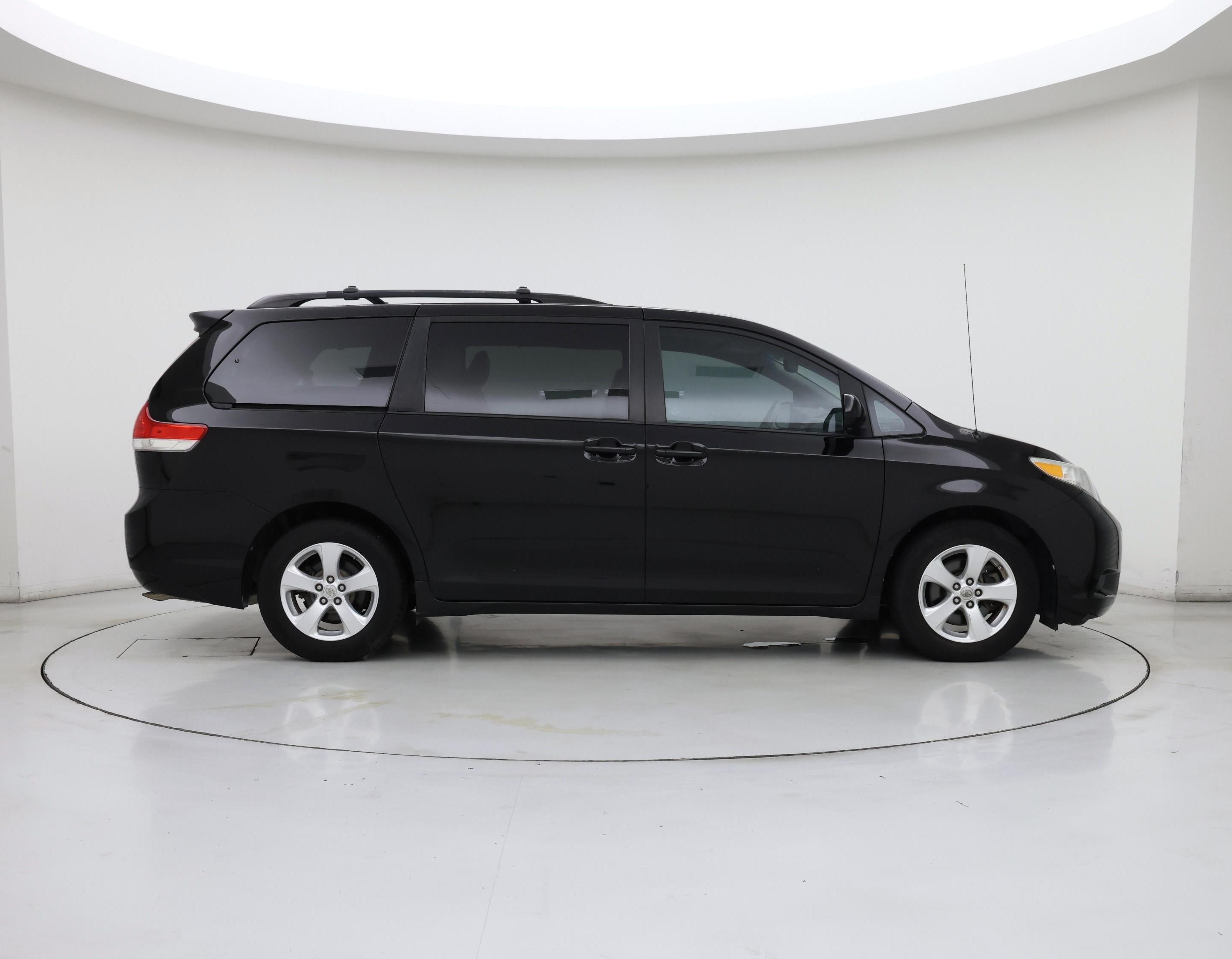 Thumbnail: 2014 Toyota Sienna - 7