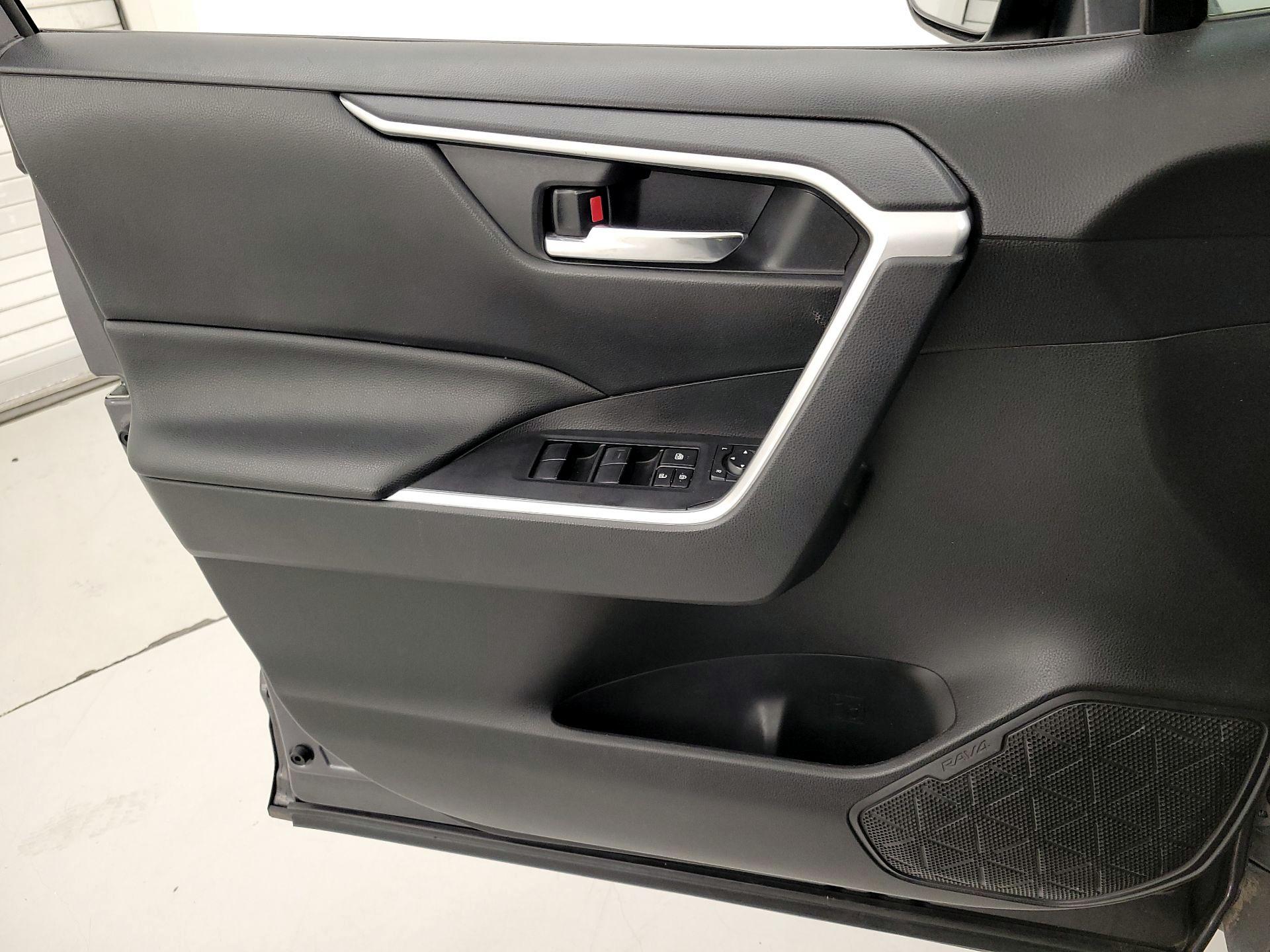 Thumbnail: 2021 Toyota RAV4 - 12