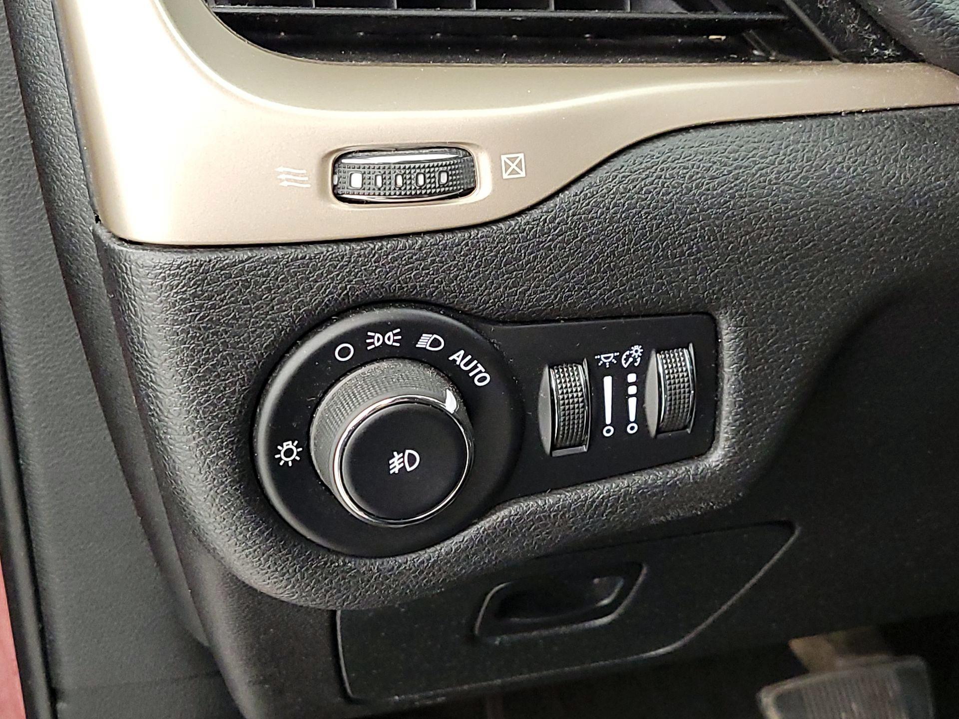 Thumbnail: 2016 Jeep Cherokee - 13