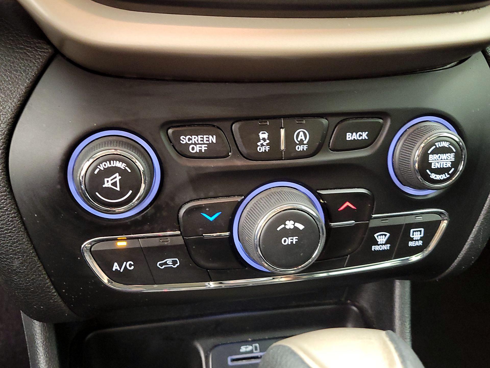 Thumbnail: 2016 Jeep Cherokee - 16