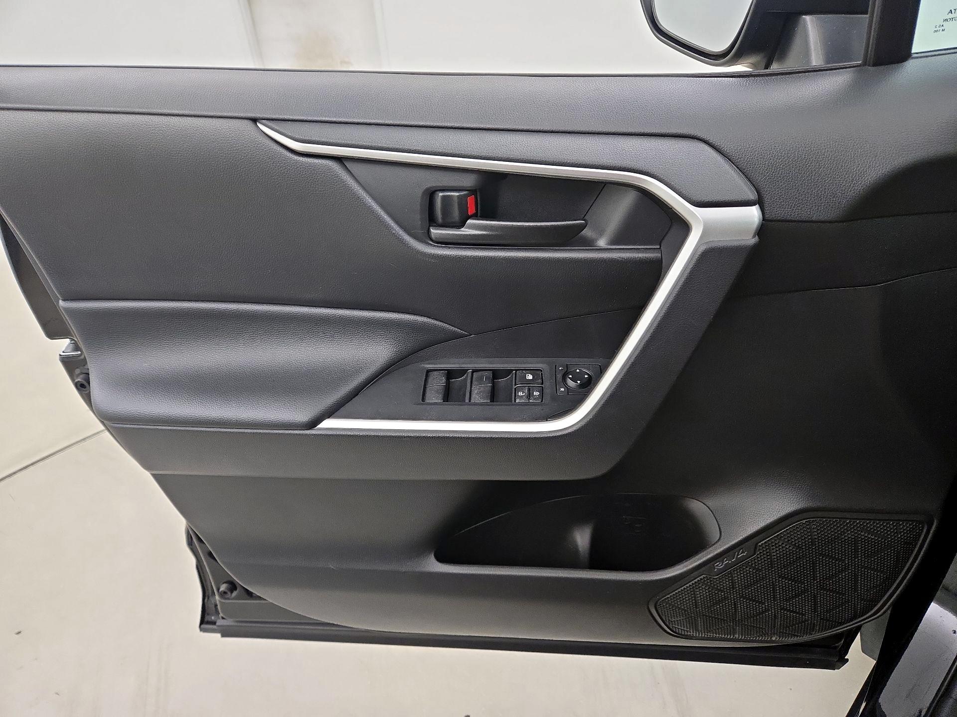 Thumbnail: 2022 Toyota RAV4 - 12