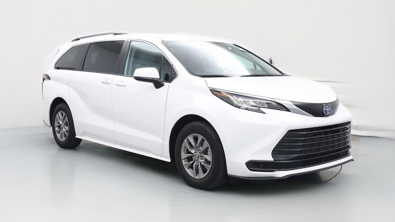 2022 Toyota Sienna LE Hero Image