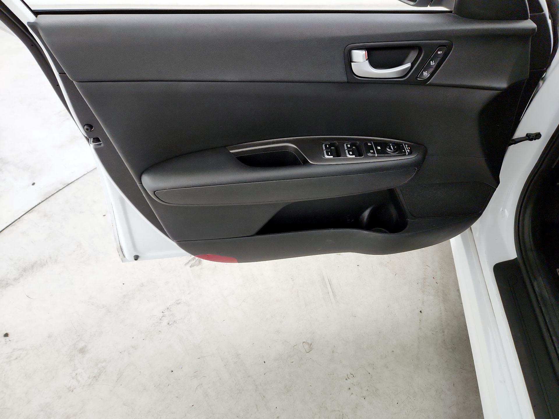Thumbnail: 2016 Kia Optima - 12